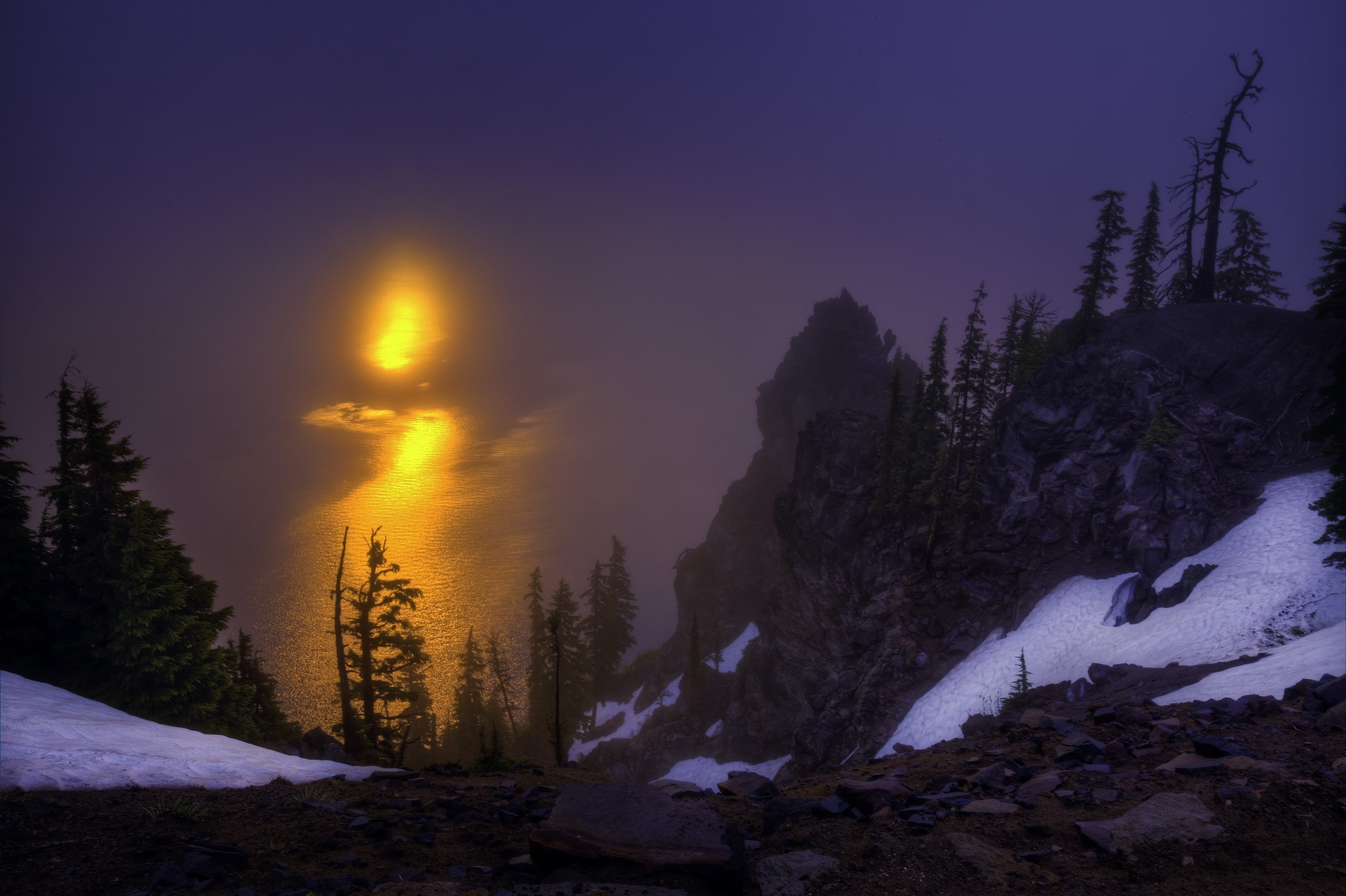 Crater Lake National Park at sunset with reflection HD Wallpaper