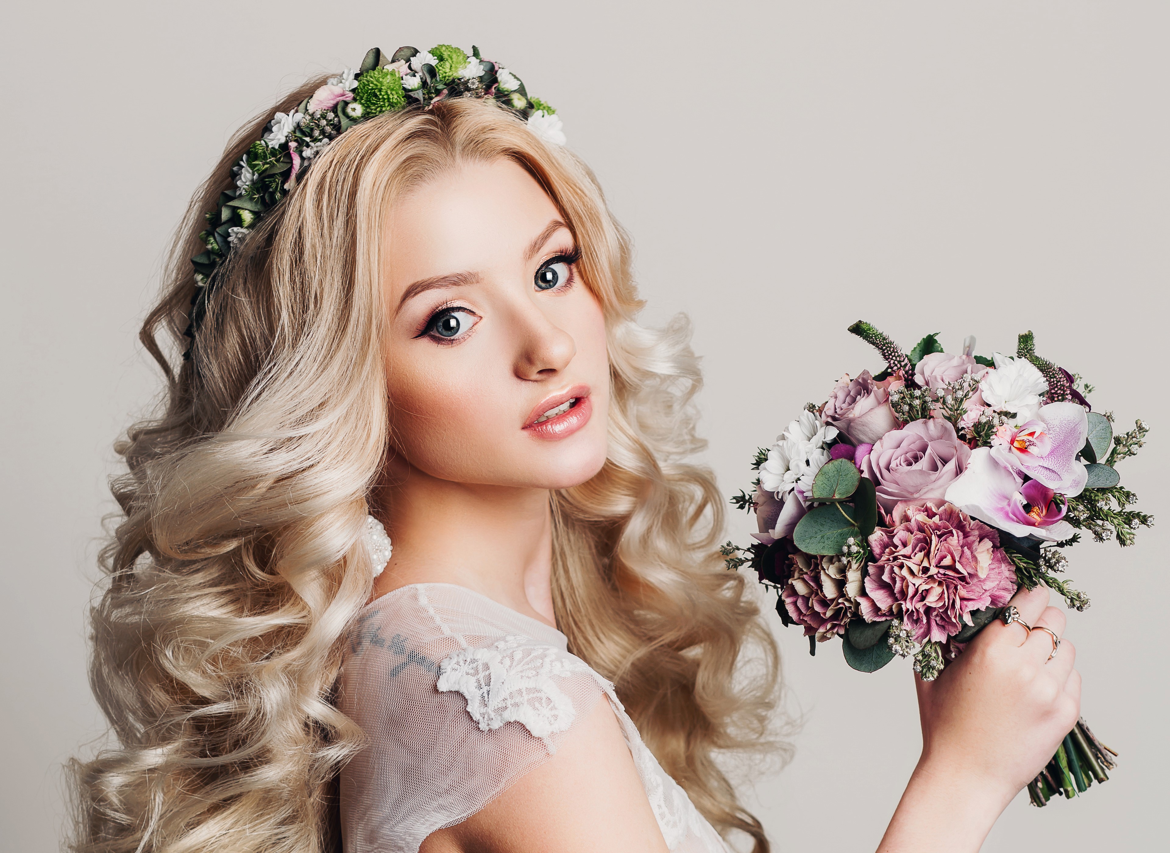Blonde girl with curly hair and flower crown holding bouquet HD Wallpaper