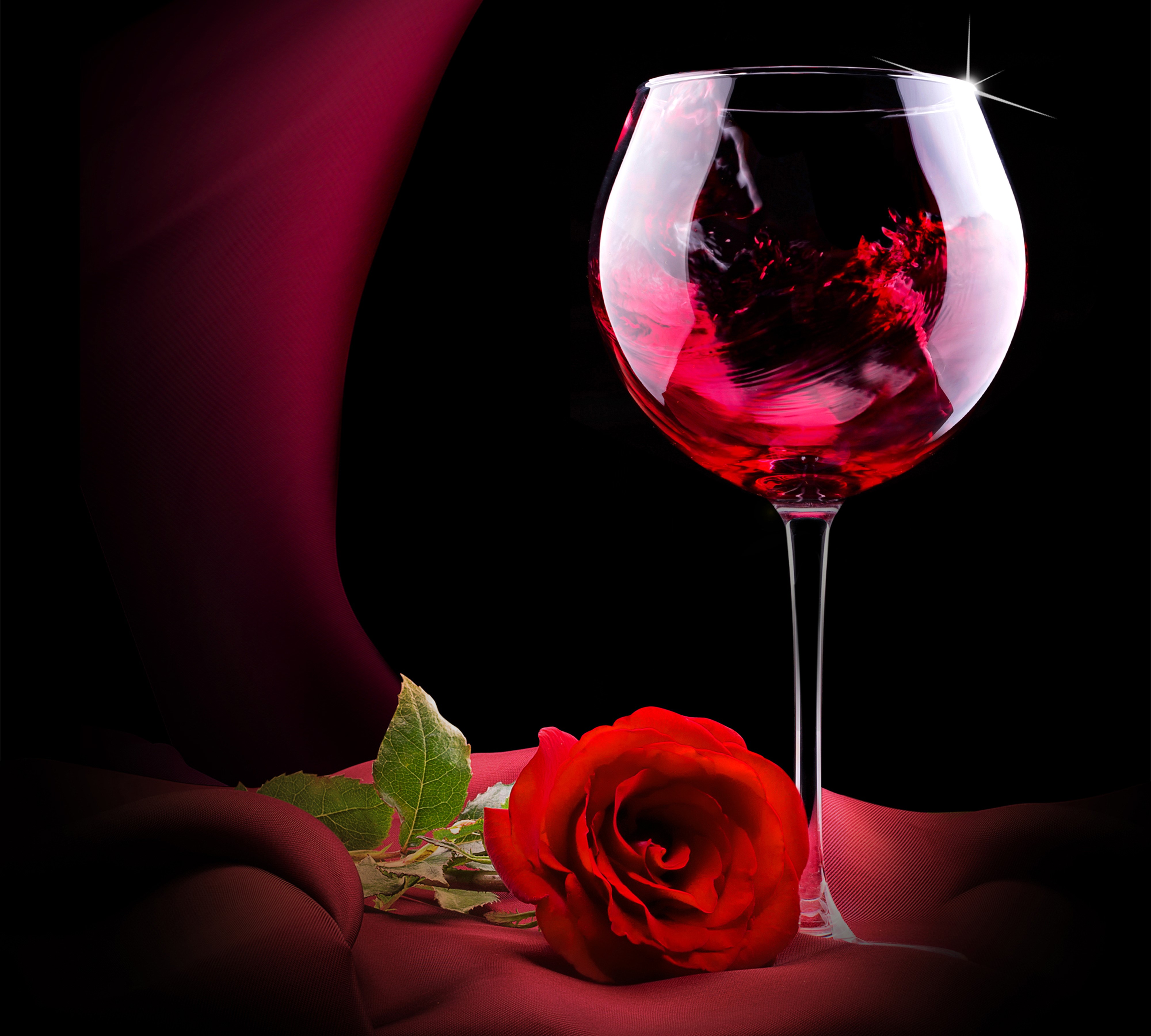 Red wine in a glass with a rose HD Wallpaper