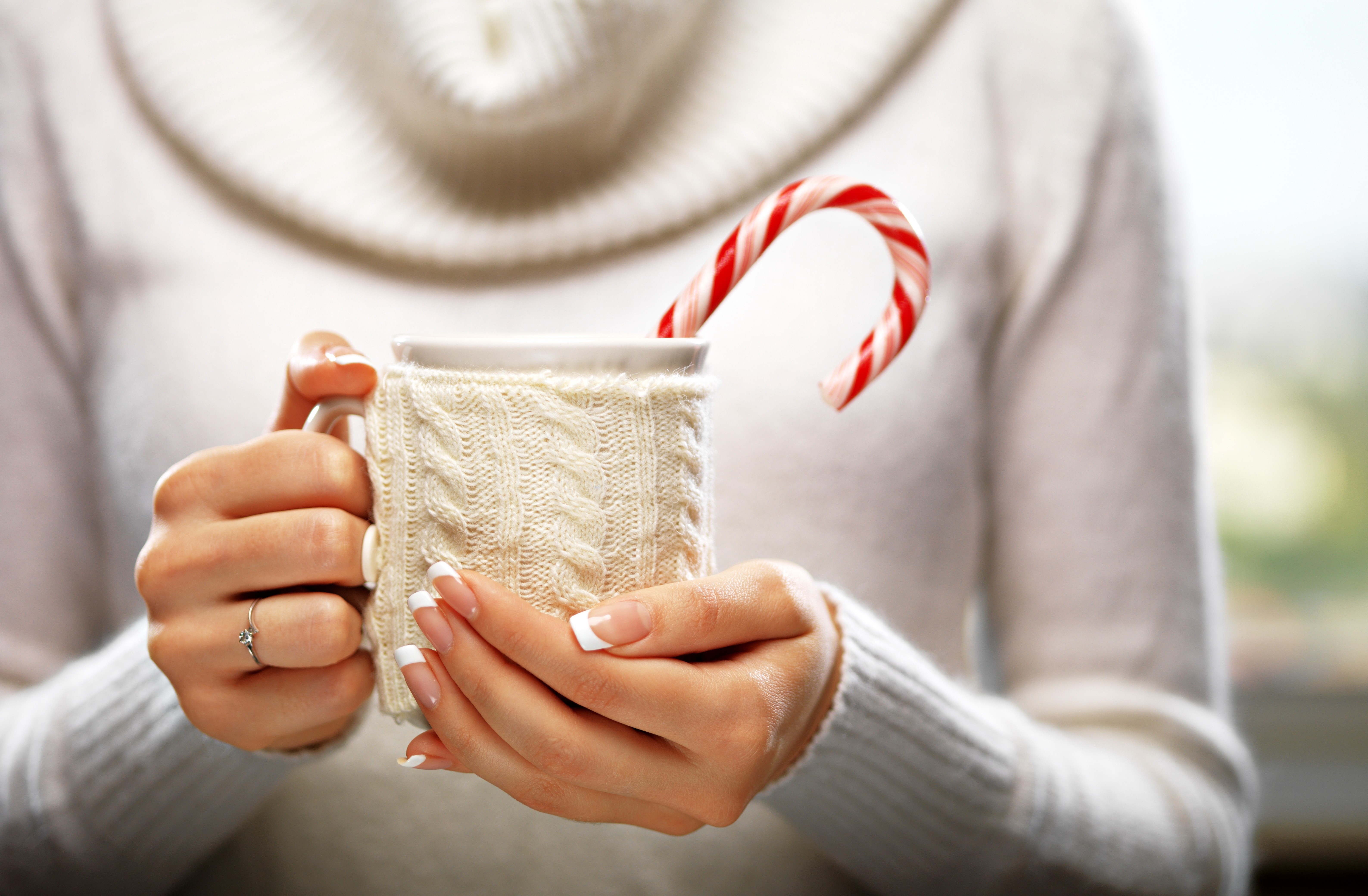 Hands holding a mug with a candy cane HD Wallpaper