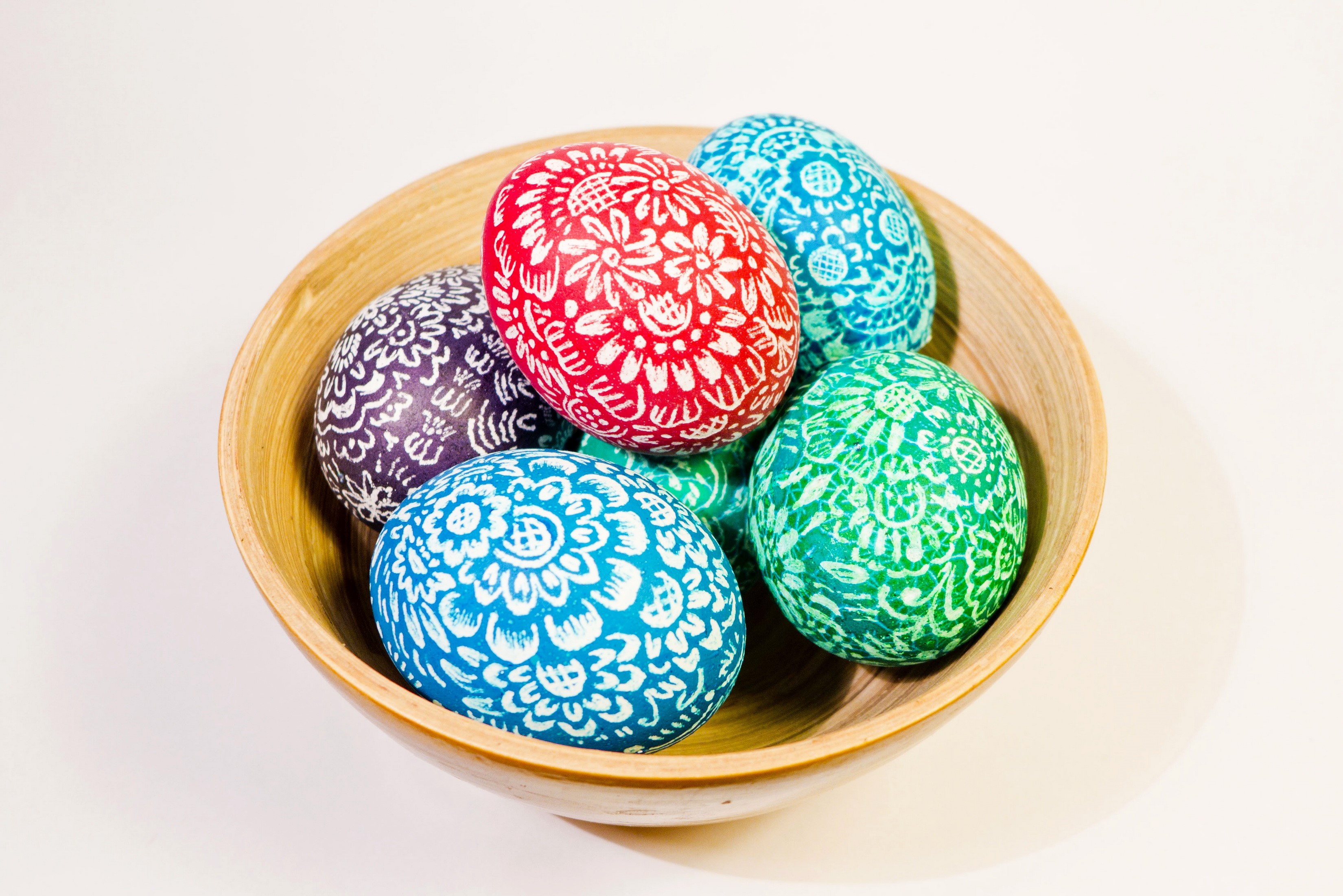 Easter Eggs with White Floral Designs in a Bowl HD Wallpaper