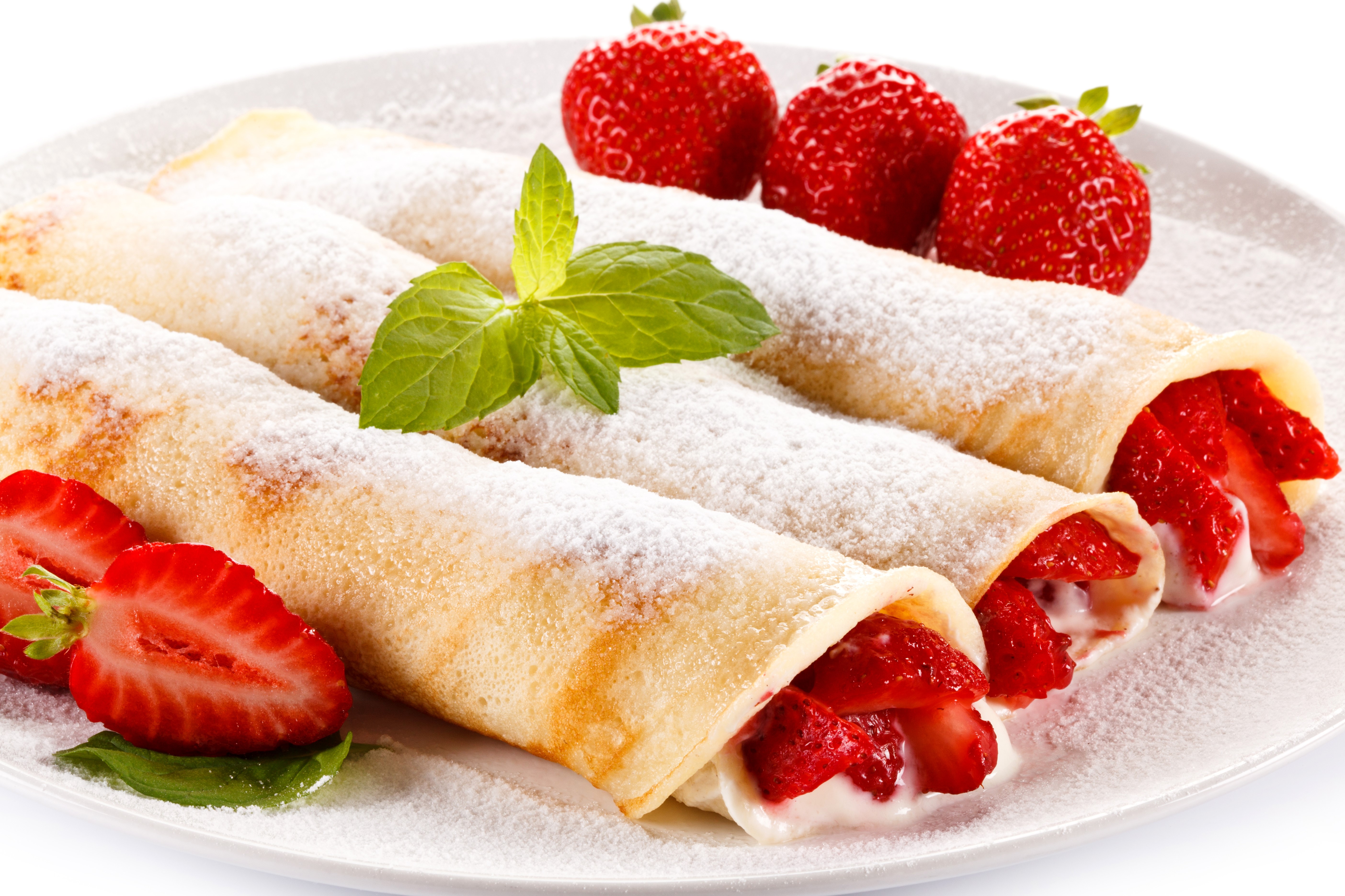 Pancakes with strawberries and powdered sugar HD Wallpaper
