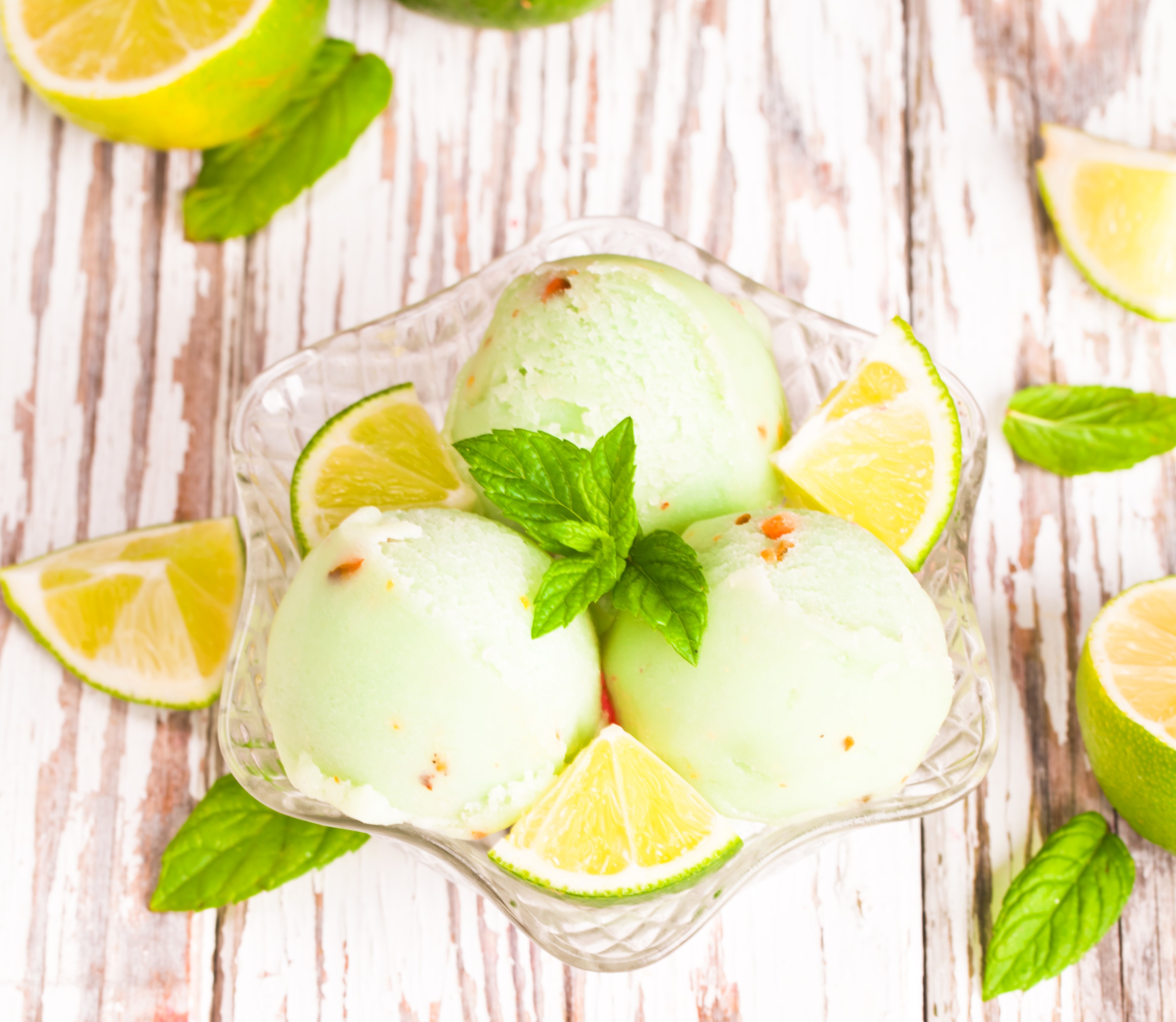 Lime ice cream with mint and lime slices HD Wallpaper