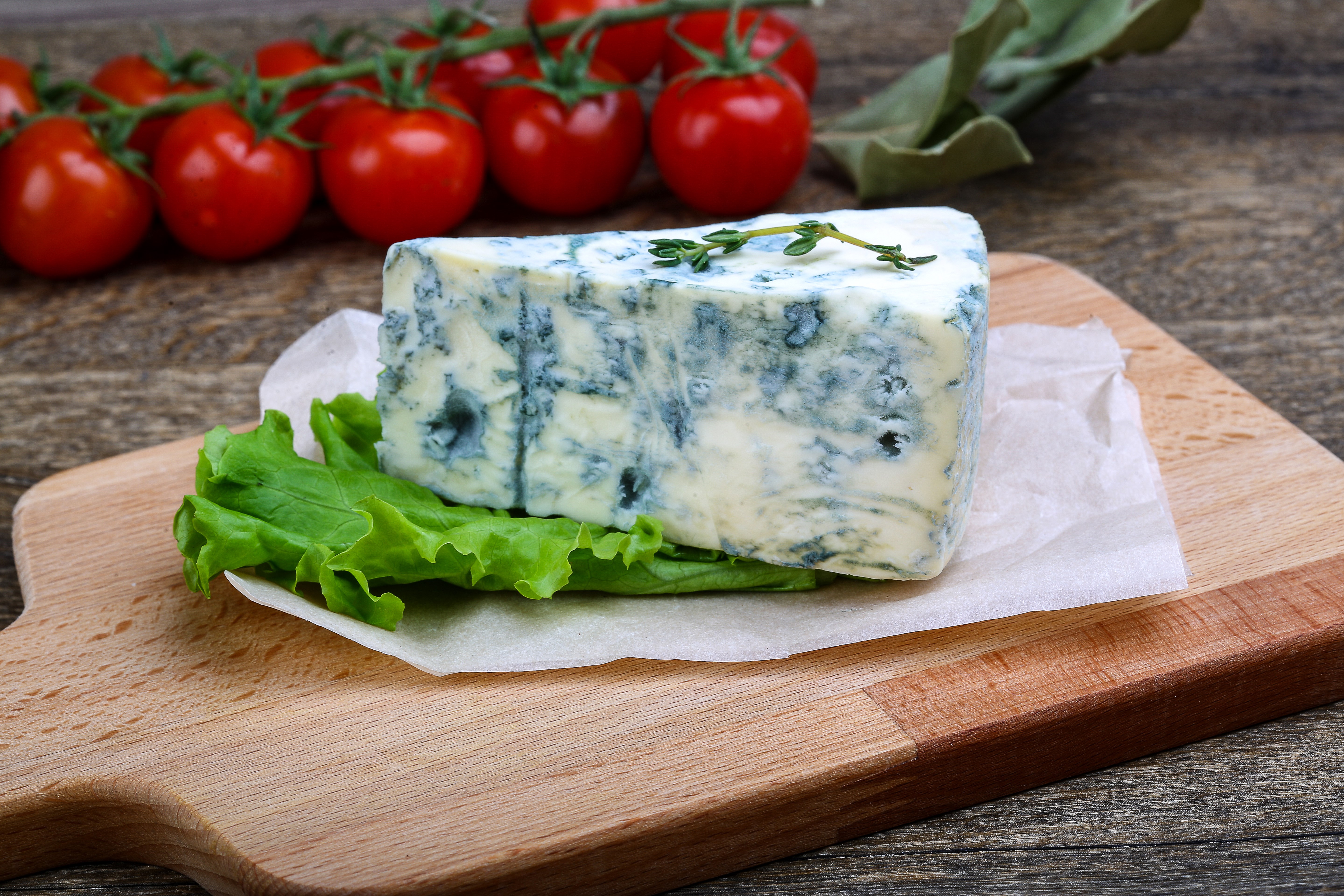 Blue cheese with tomatoes and lettuce HD Wallpaper