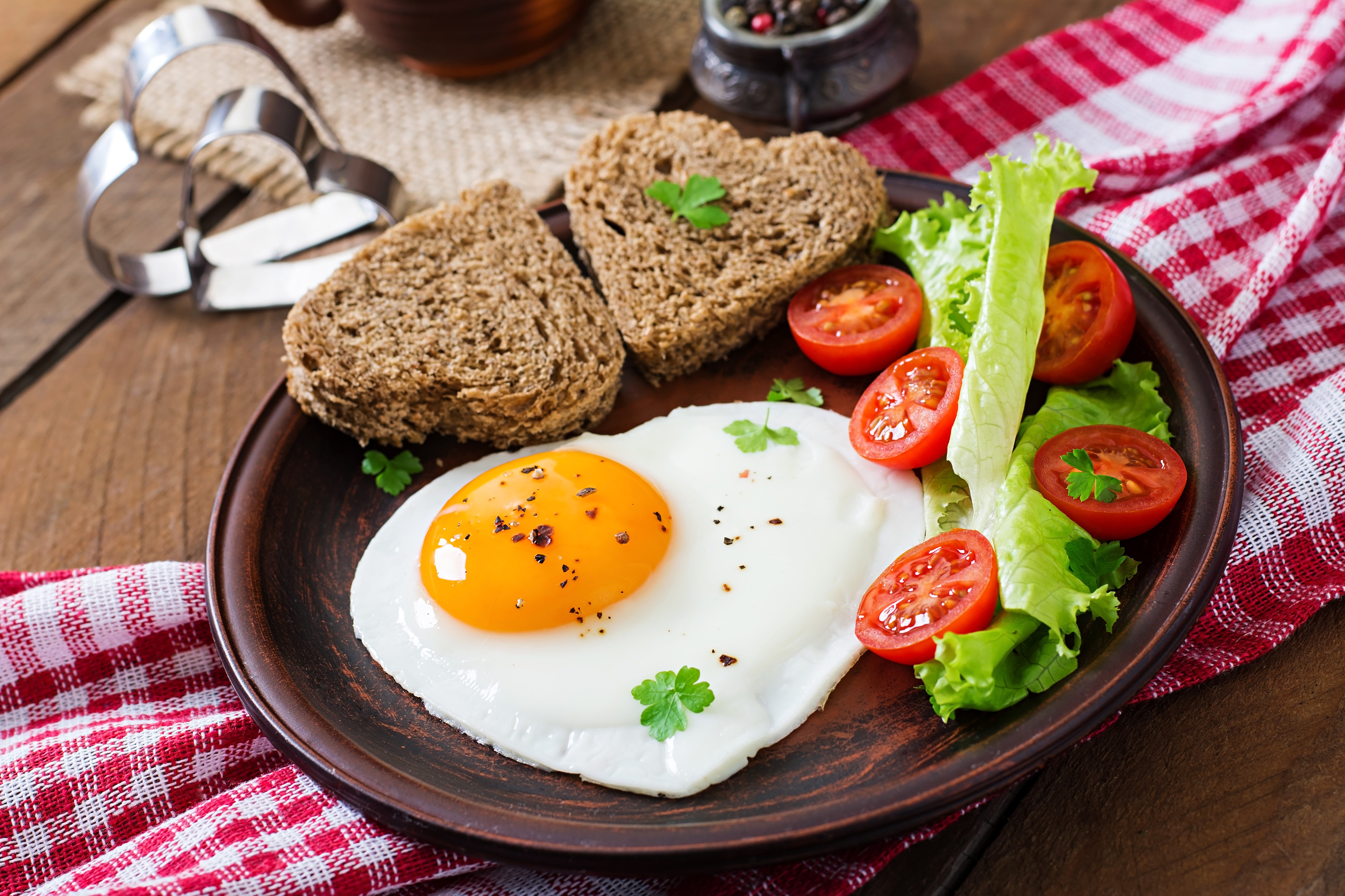 Heart-shaped fried egg with toast and salad HD Wallpaper