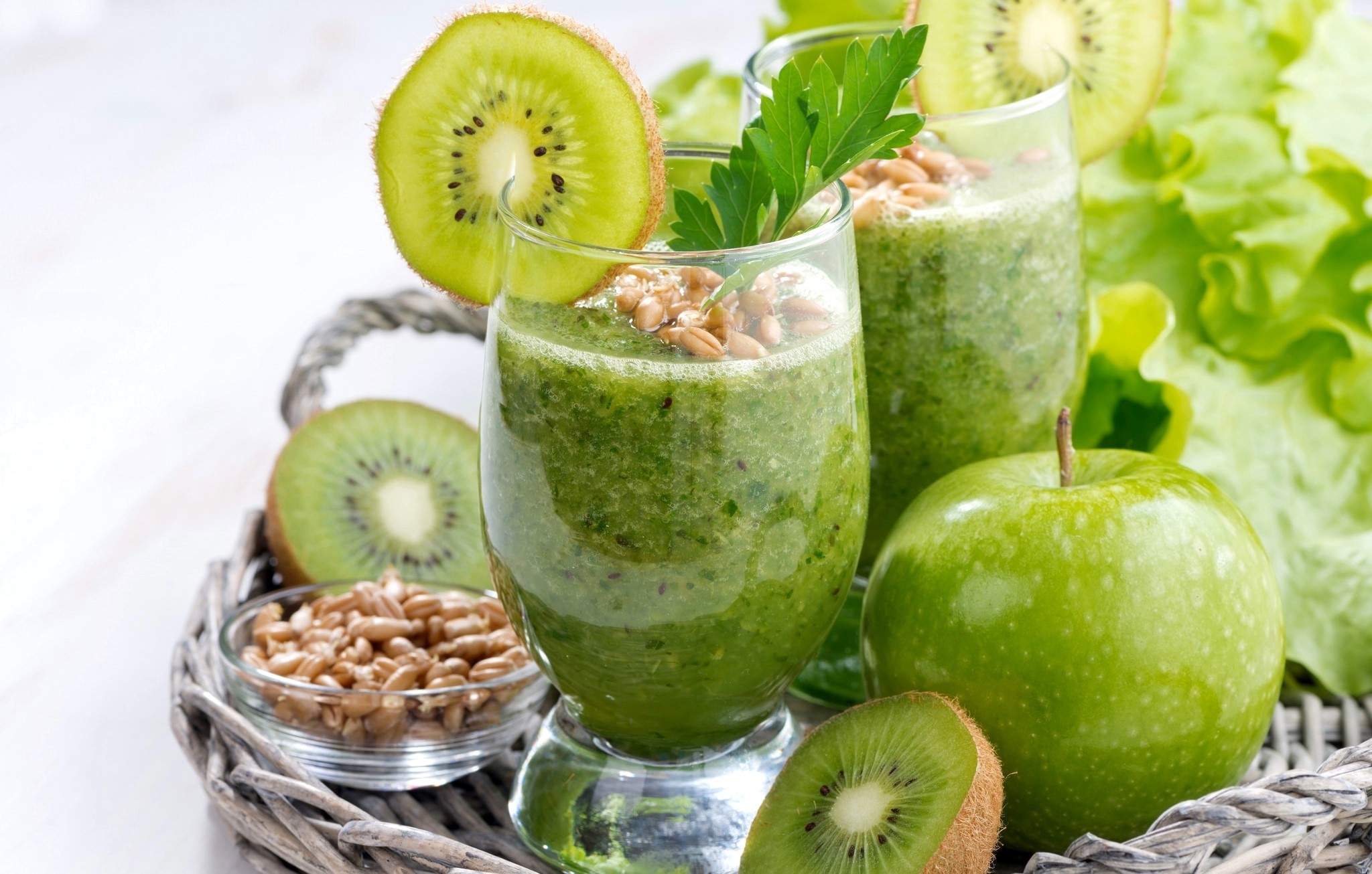 Green smoothie with kiwi, apple, and wheat berries HD Wallpaper