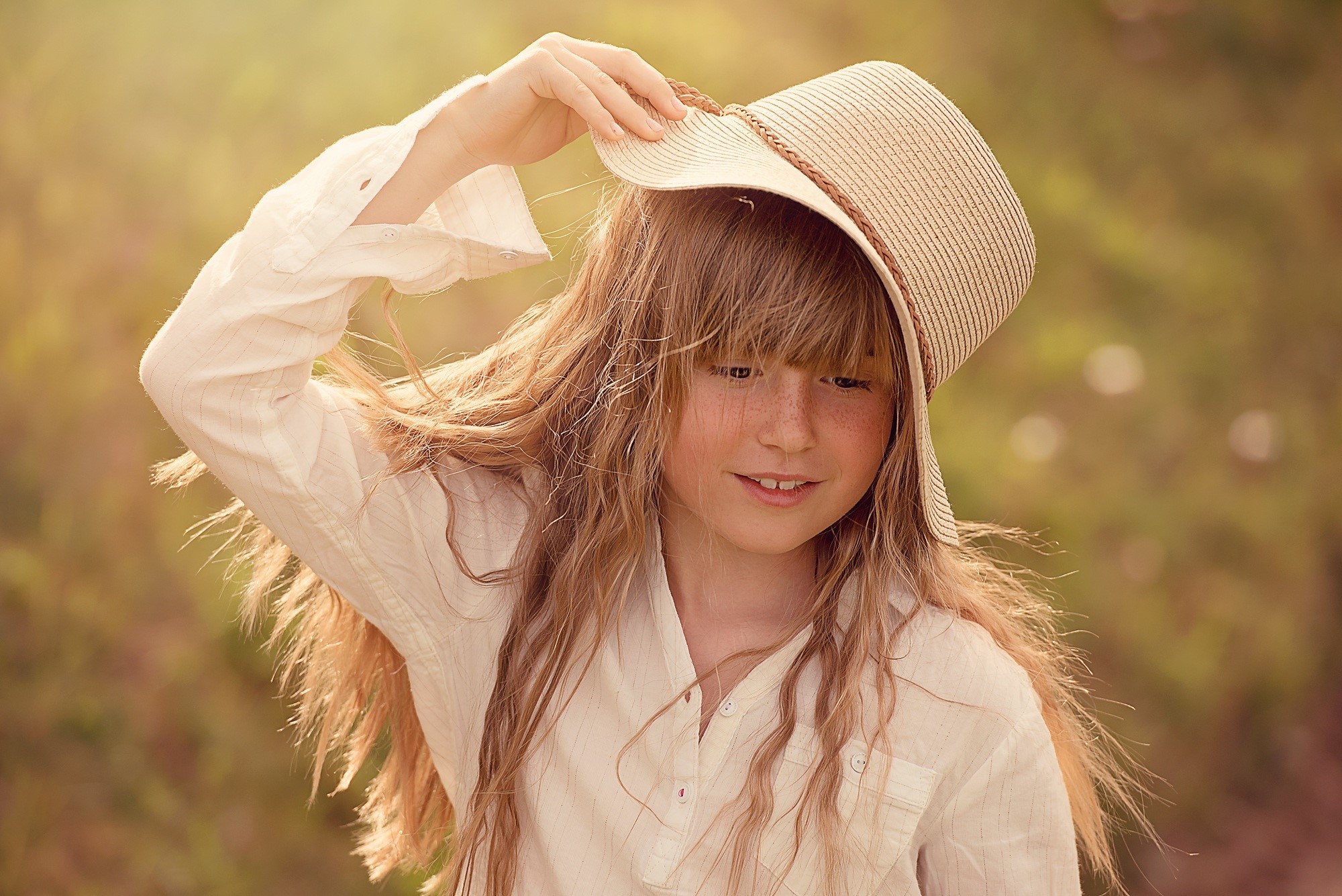 Girl in a straw hat HD Wallpaper