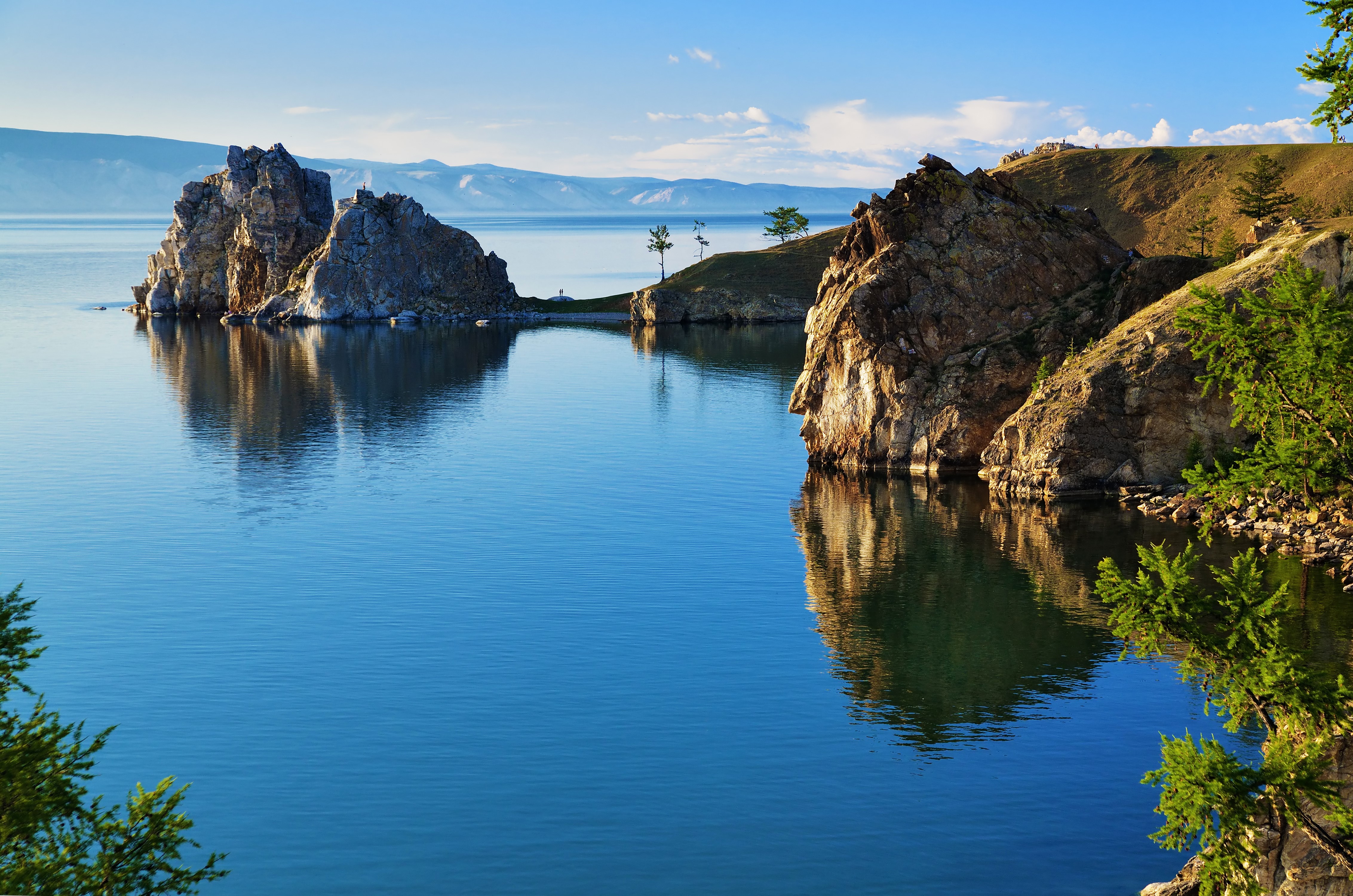 4K Baikal Lake Scenery with Crags in Russia HD Wallpaper