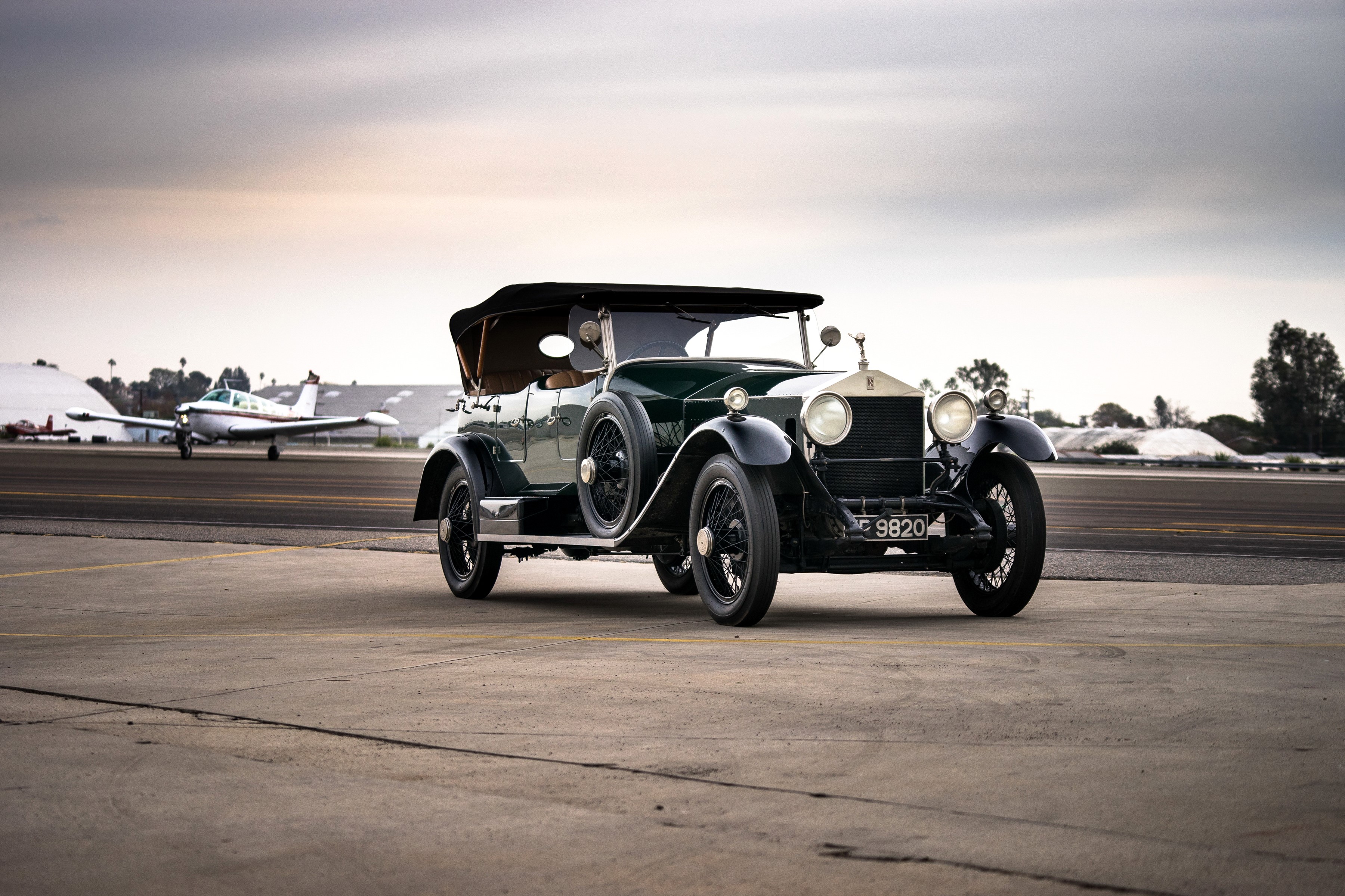 1922 Rolls-Royce Silver Ghost Tourer at an airfield HD Wallpaper