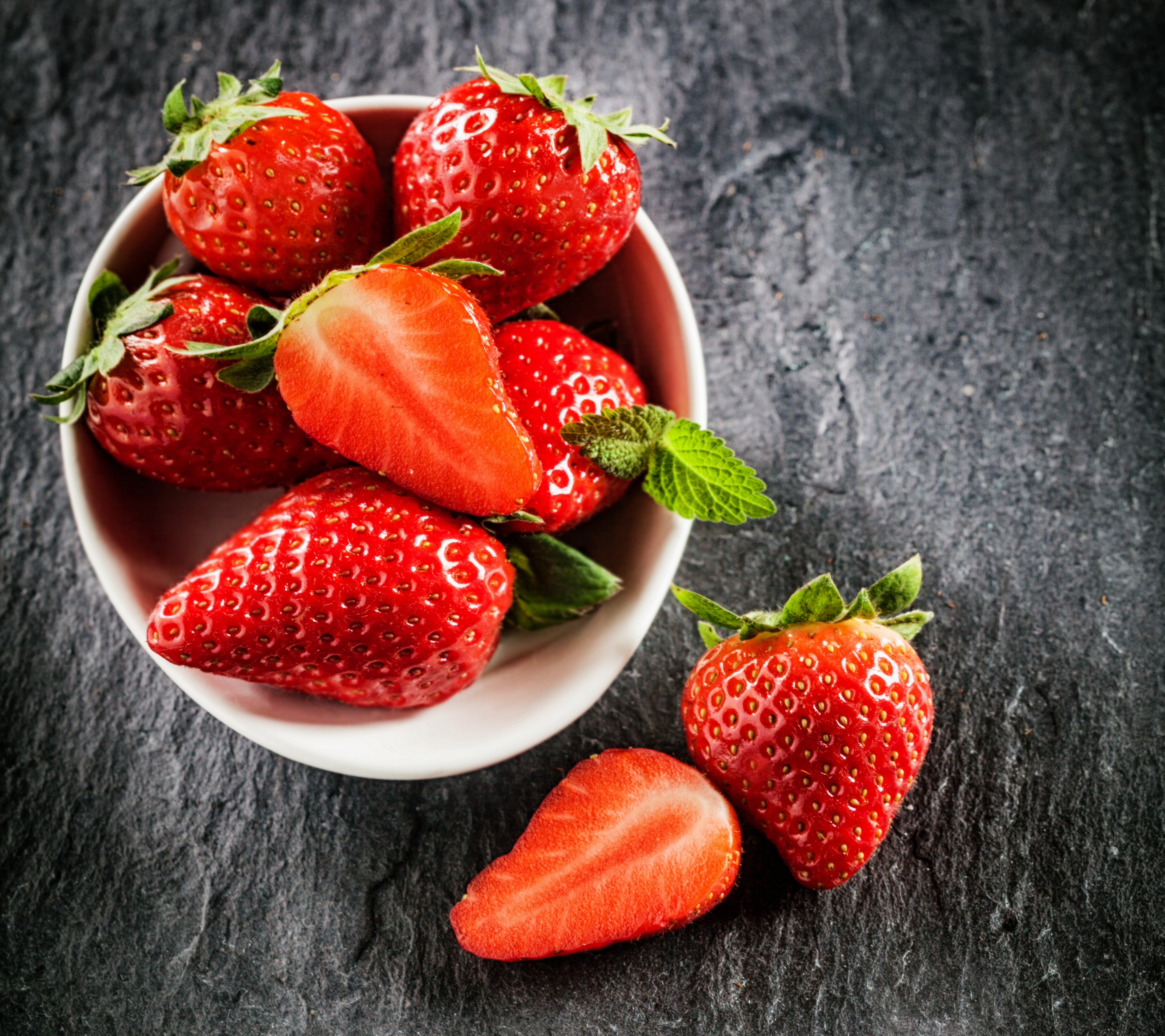 Strawberries in a bowl HD Wallpaper
