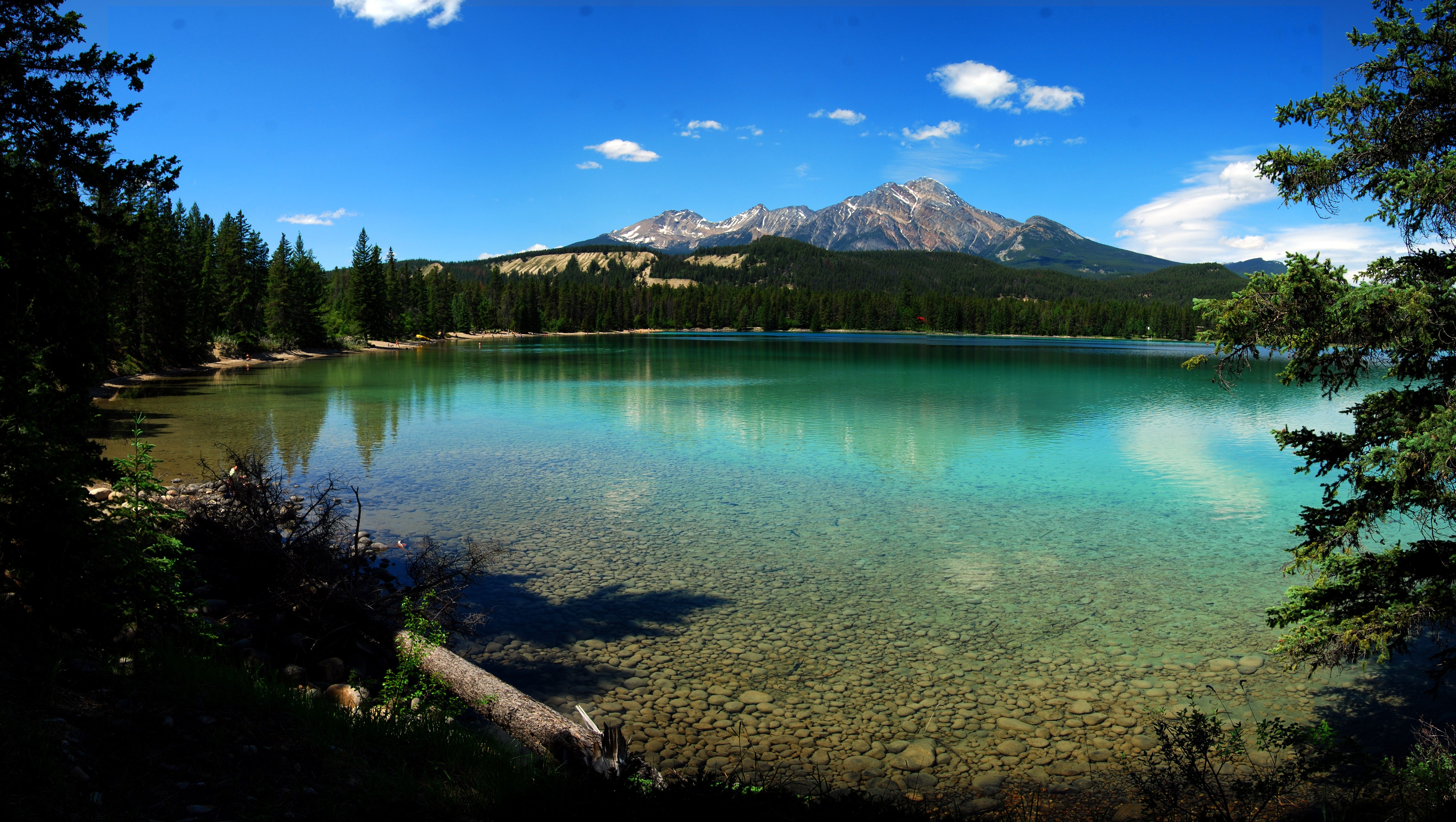 4K Lake with Mountains and Forests in Canada HD Wallpaper