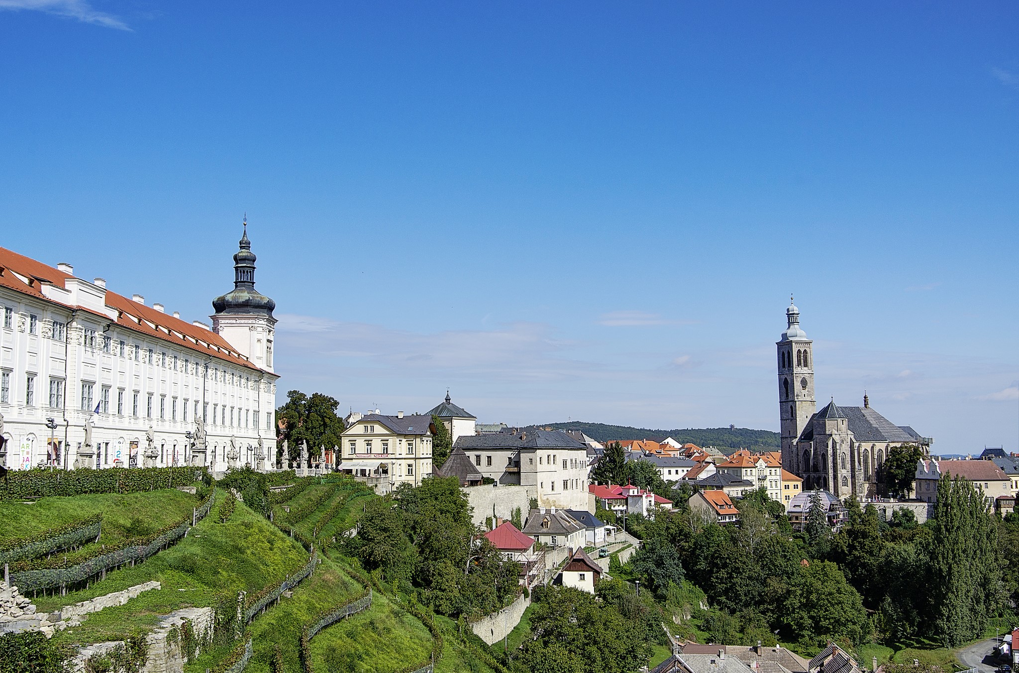 Kutná Hora, Czech Republic: Church and Buildings HD Wallpaper