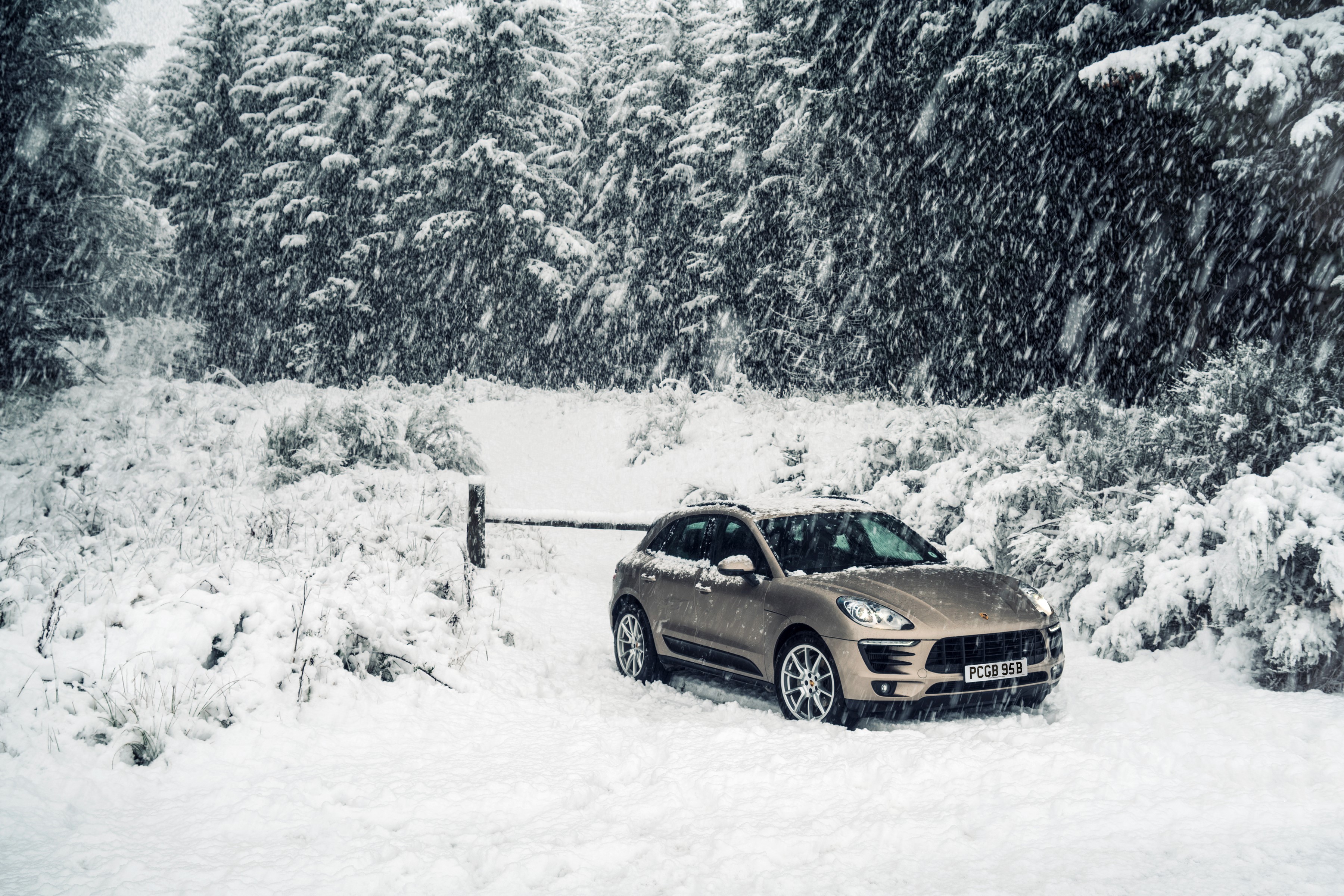 Porsche Macan S in the snow HD Wallpaper
