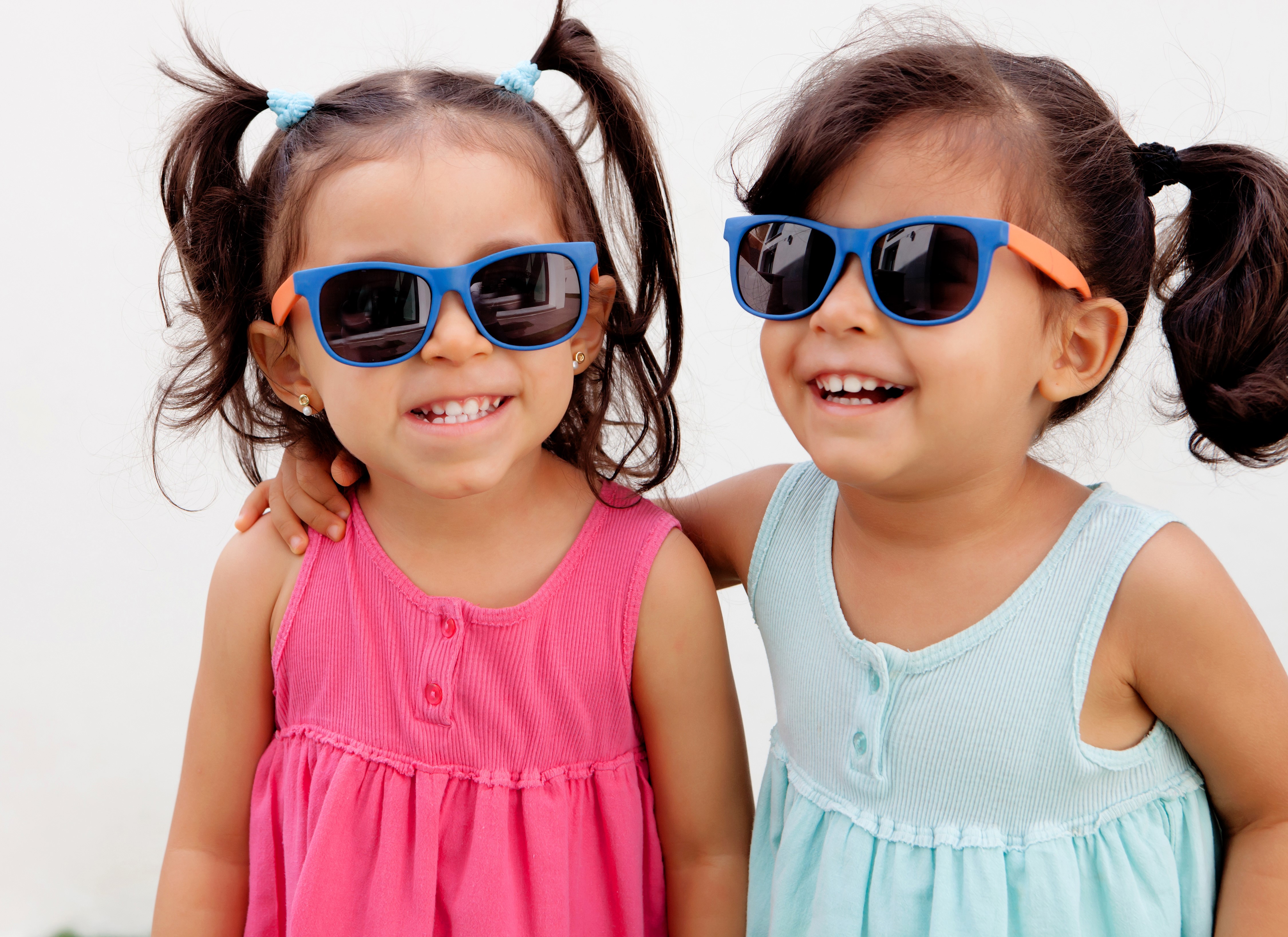 Two Little Girls Wearing Sunglasses HD Wallpaper