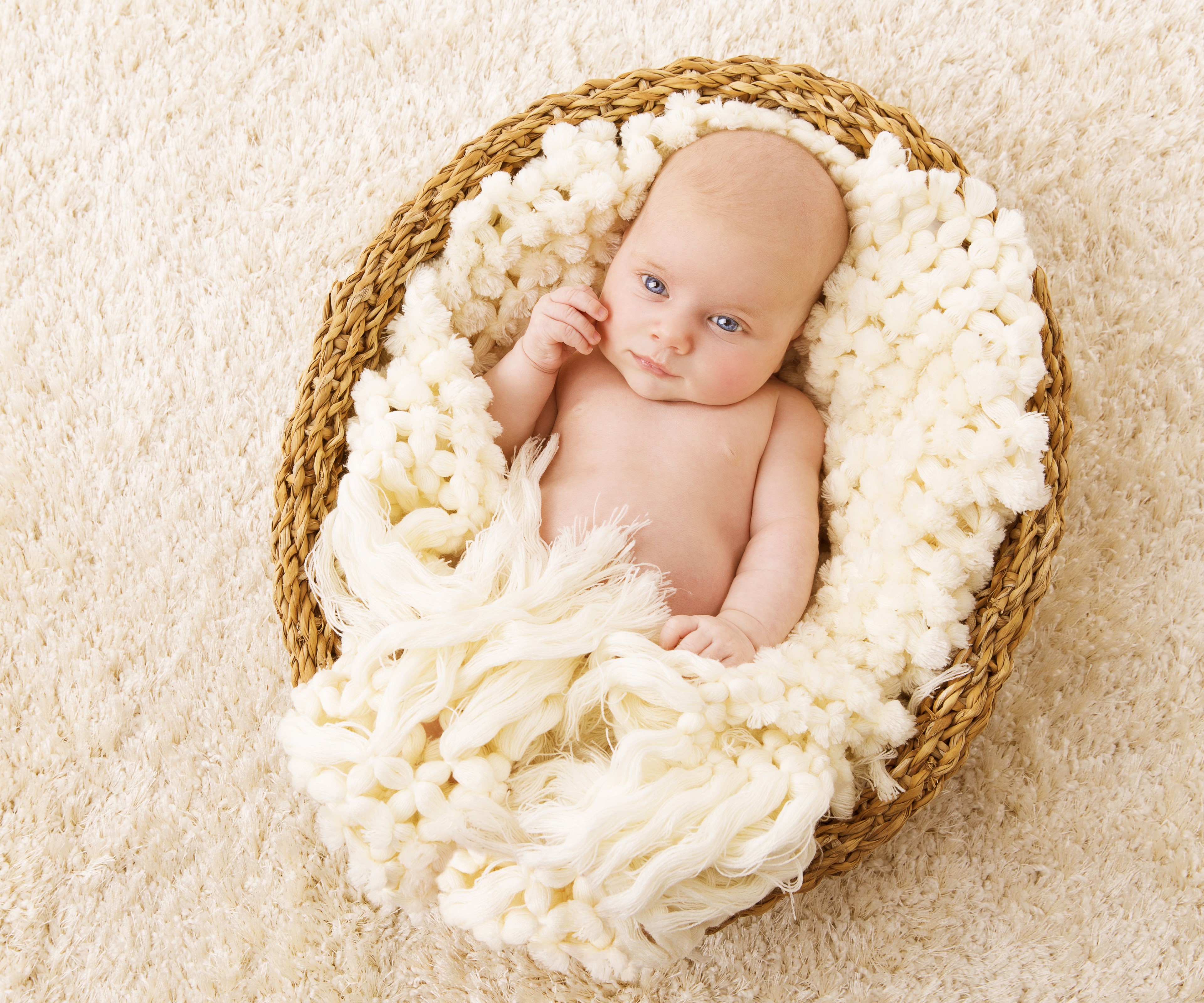 Infant in a wicker basket with a blanket HD Wallpaper