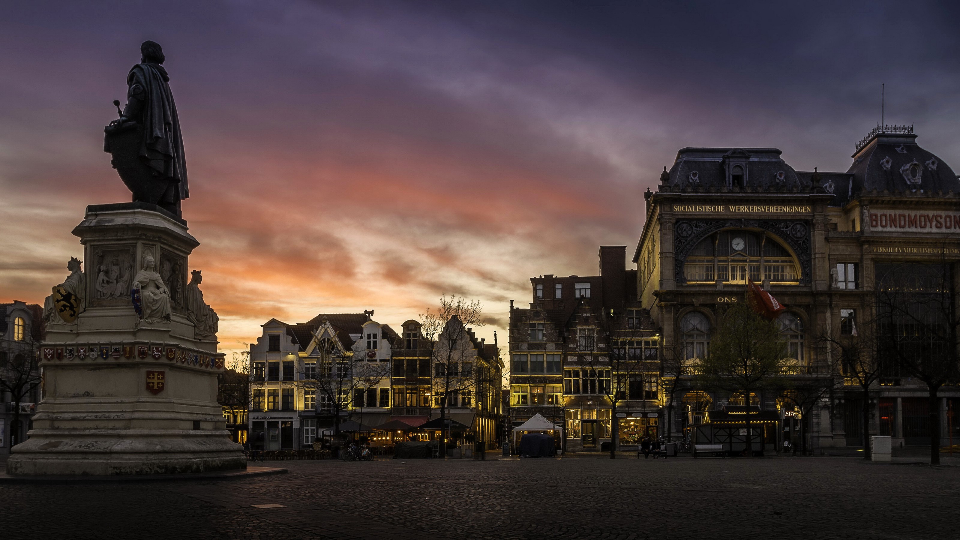 Statue and buildings in Ghent at sunset HD Wallpaper