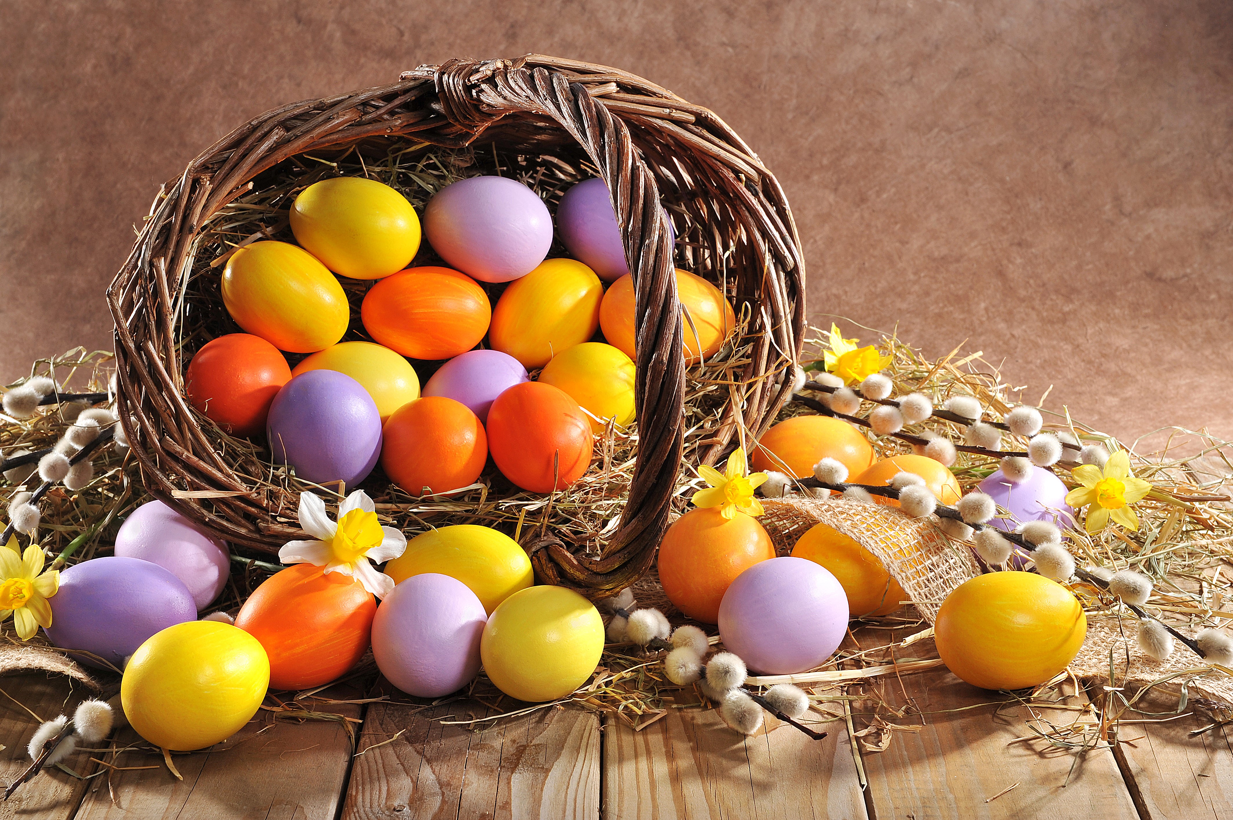 Easter eggs in a wicker basket HD Wallpaper