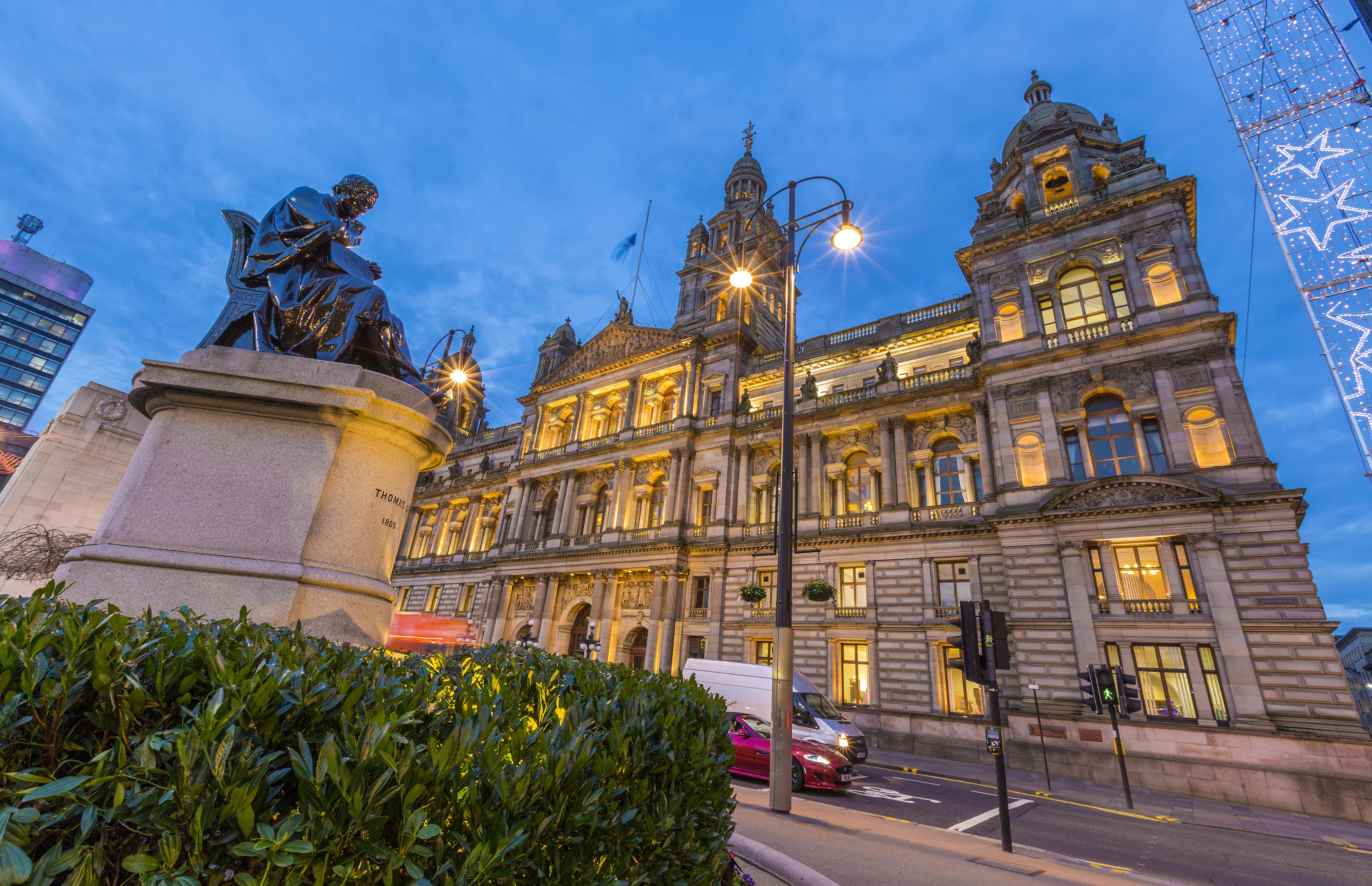 Glasgow City Chambers and Thomas Campbell Monument at Dusk HD Wallpaper