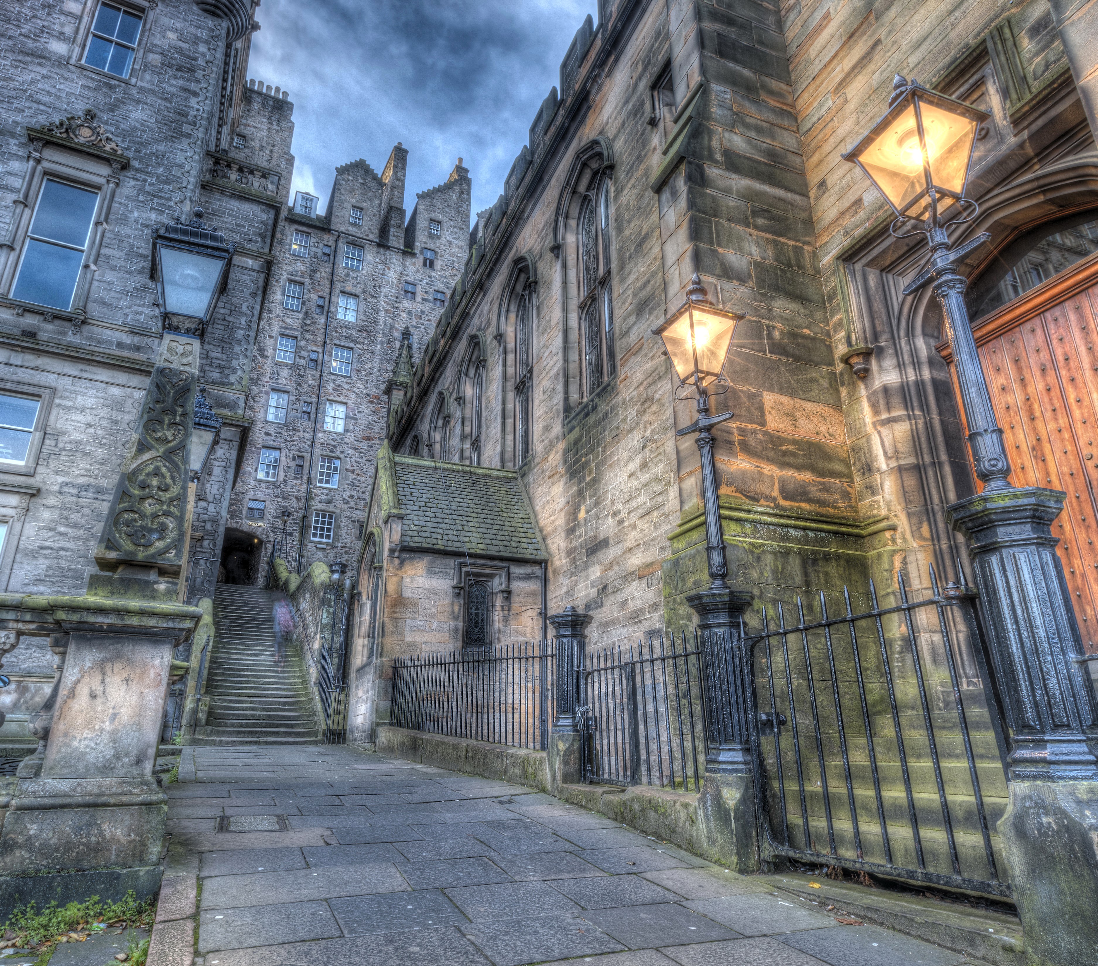 Street lights and old buildings in Edinburgh, Scotland HD Wallpaper