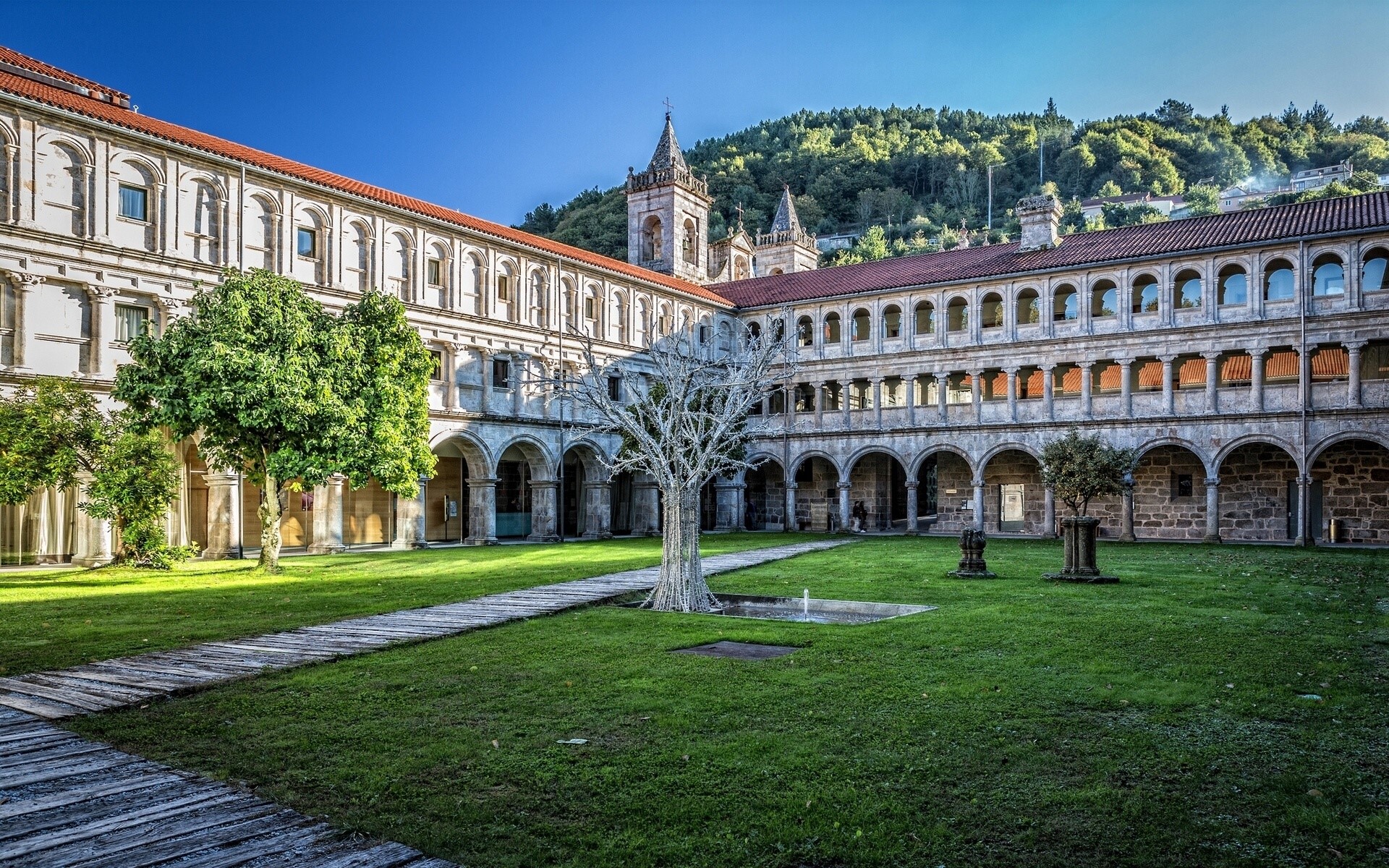 Parador de Santo Estevo courtyard with cloister and trees HD Wallpaper