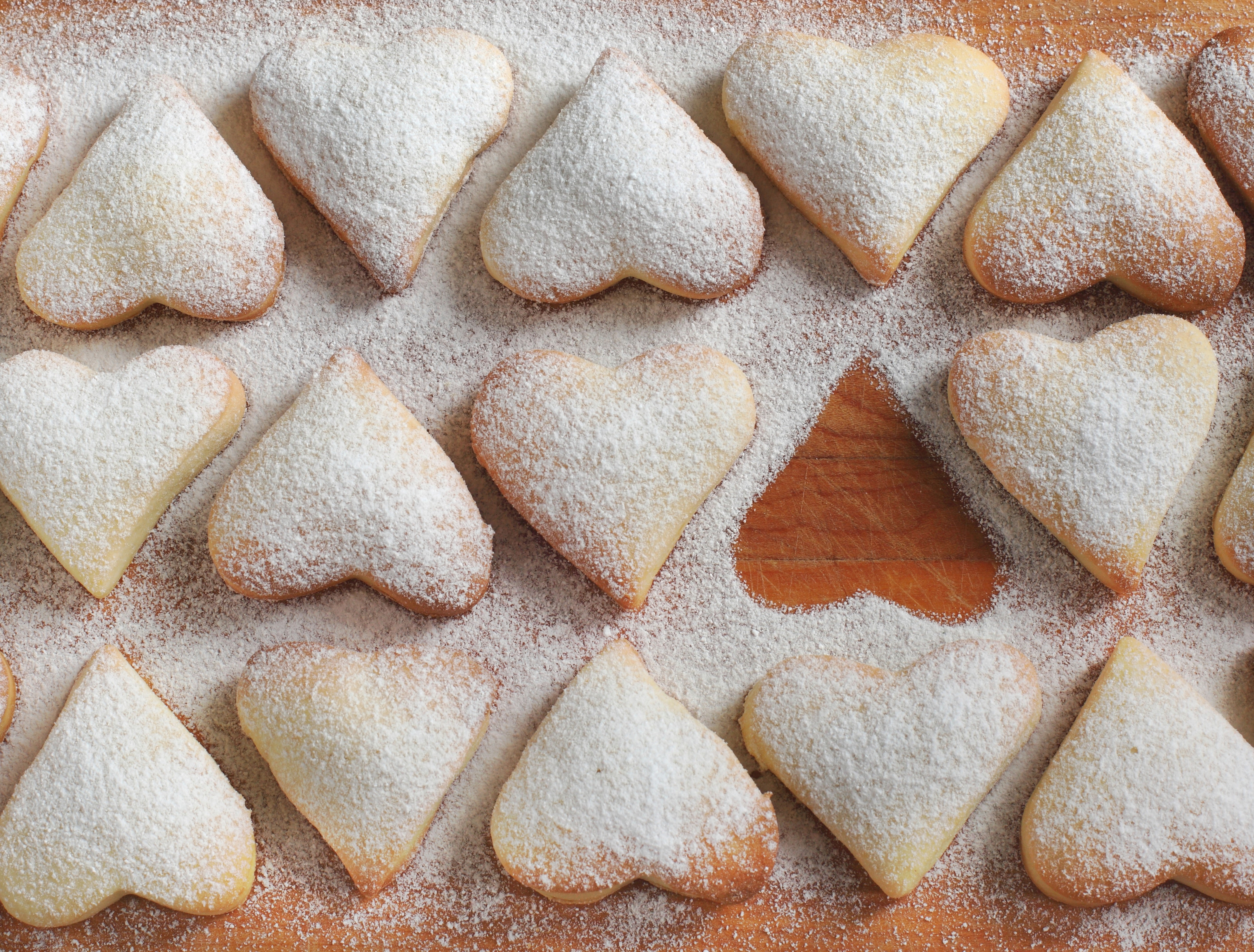 Heart-shaped cookies dusted with powdered sugar HD Wallpaper