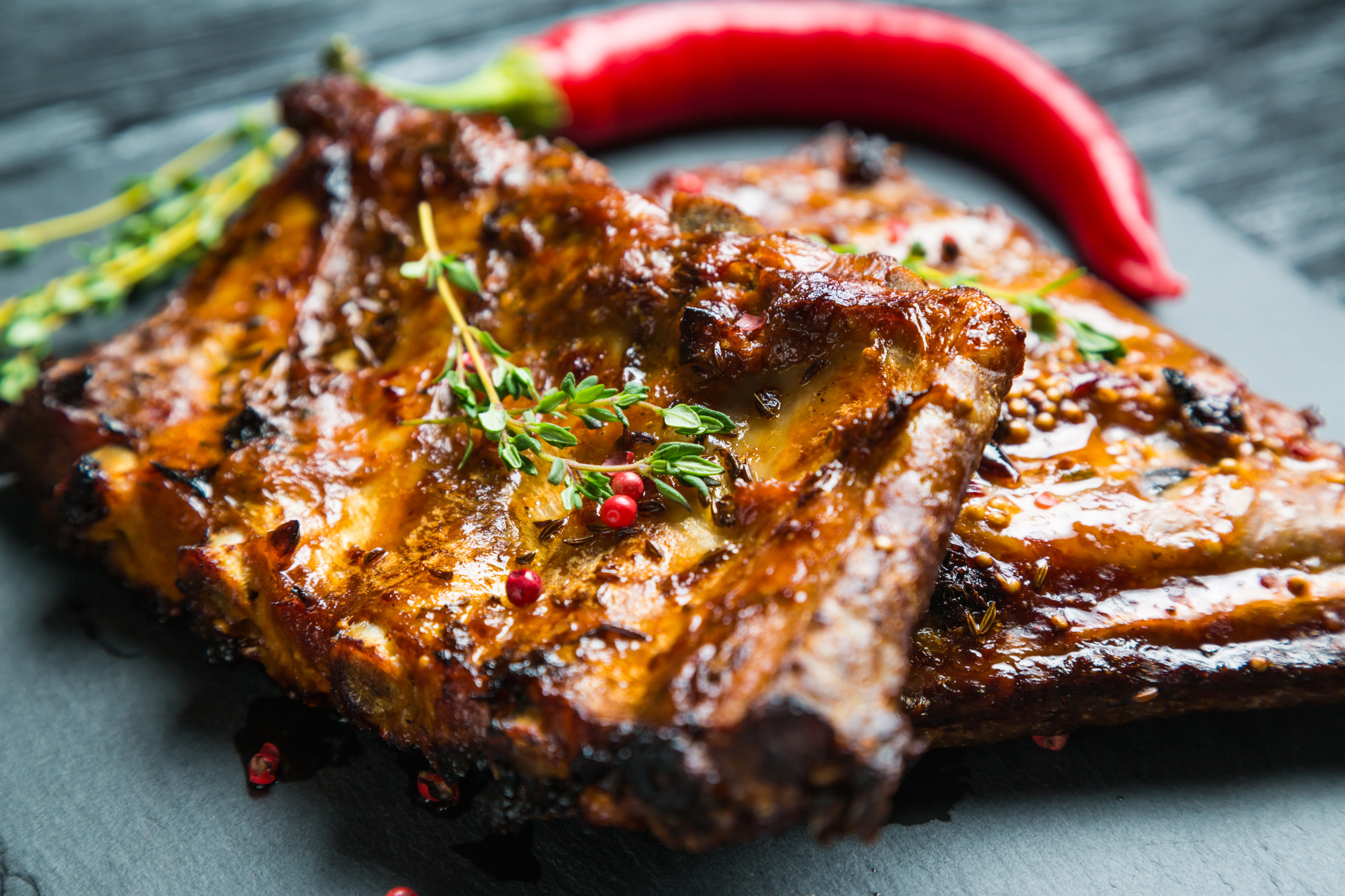 BBQ ribs with chili pepper and herbs HD Wallpaper