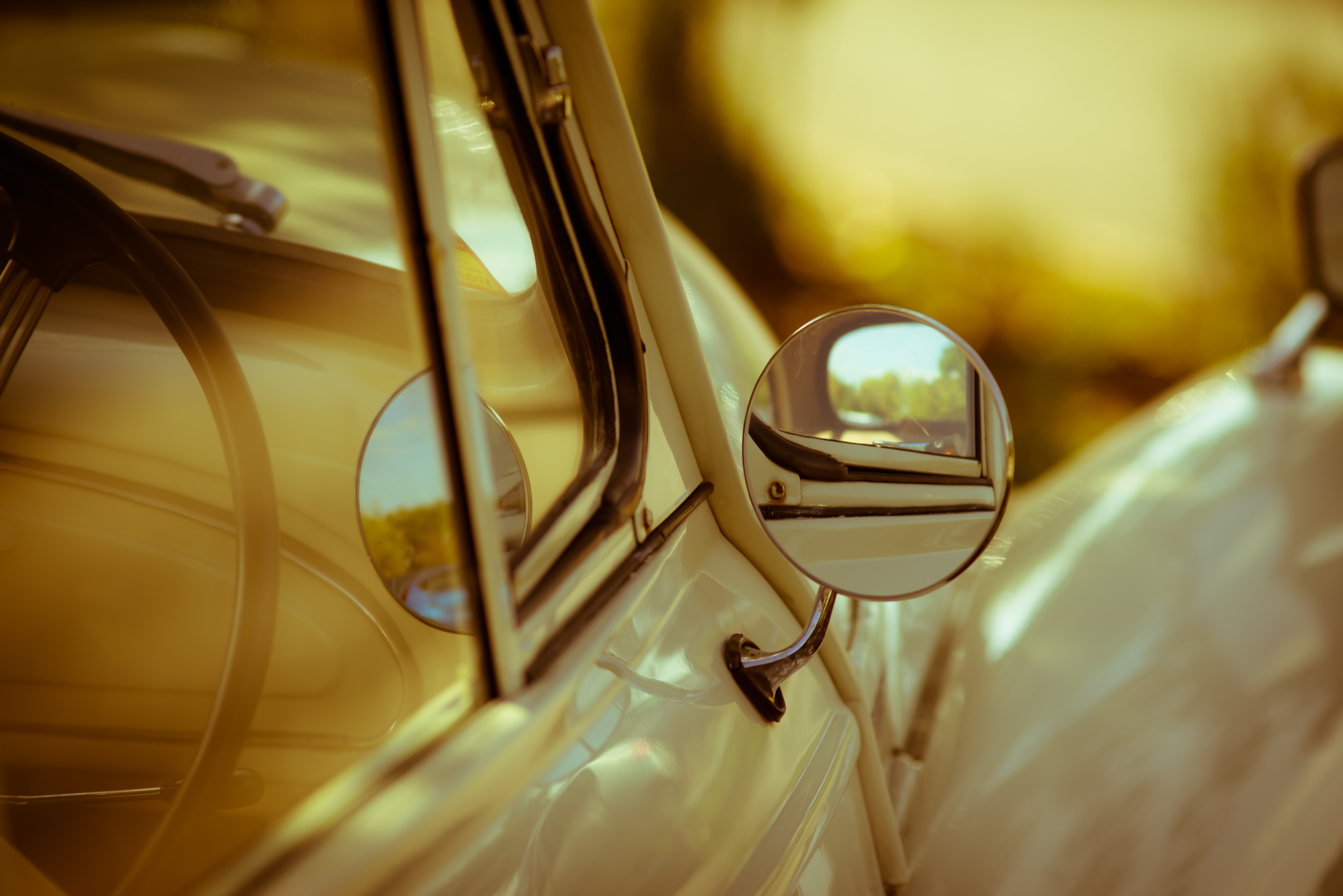 Close-up of a vintage car's side mirror reflection HD Wallpaper