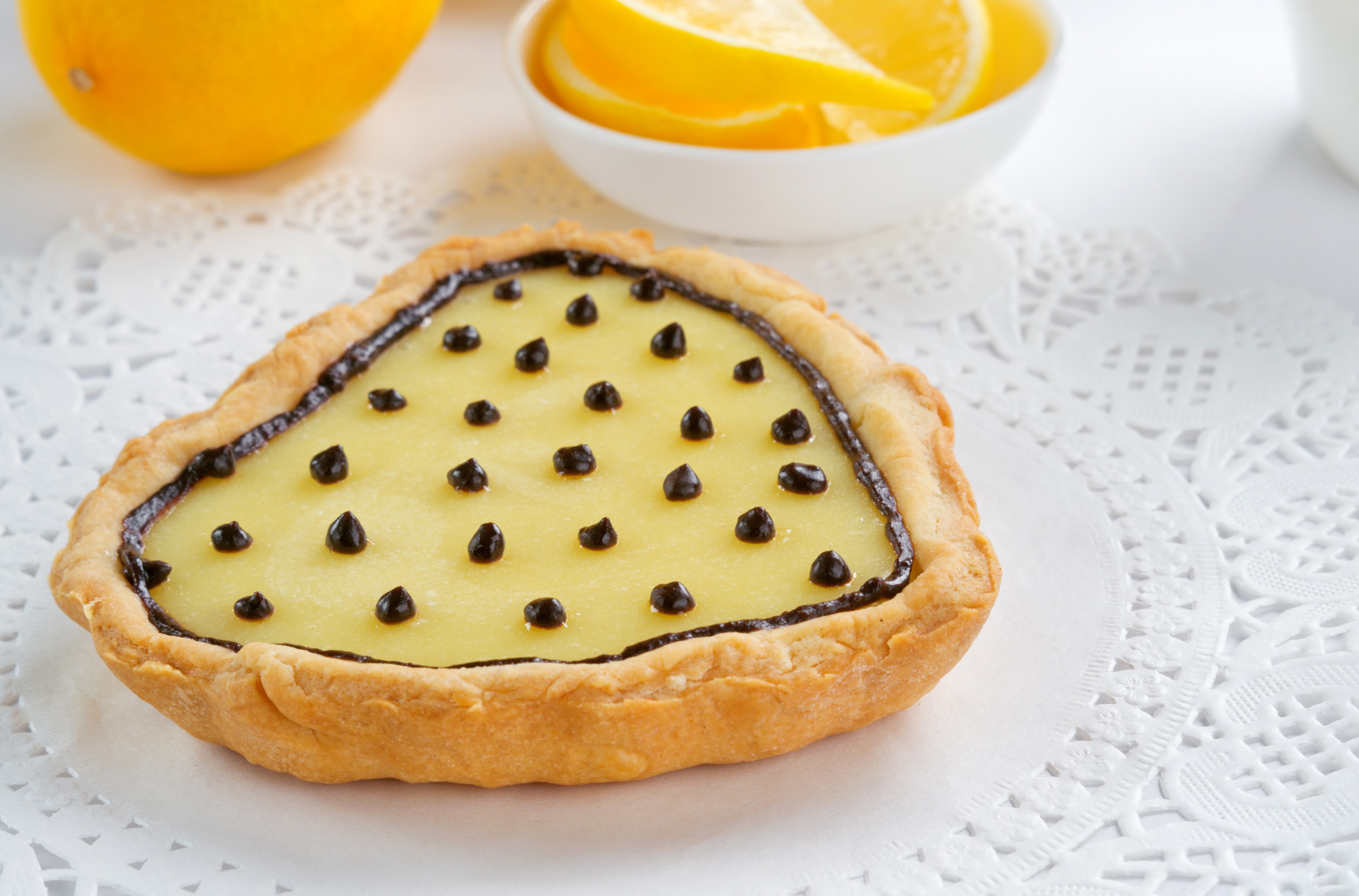 Heart-shaped lemon tart with chocolate chips HD Wallpaper