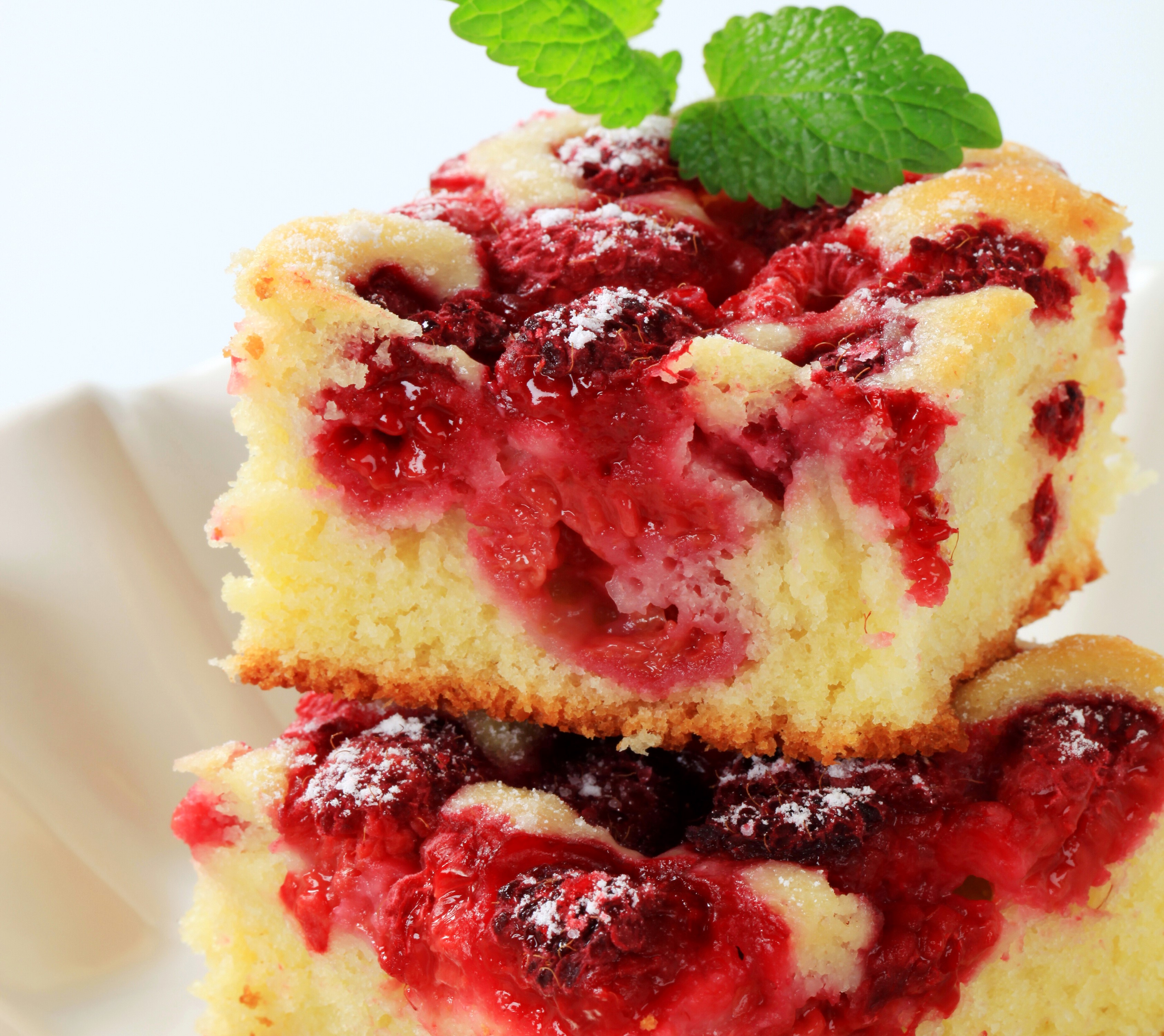 Raspberry cake with powdered sugar and mint HD Wallpaper