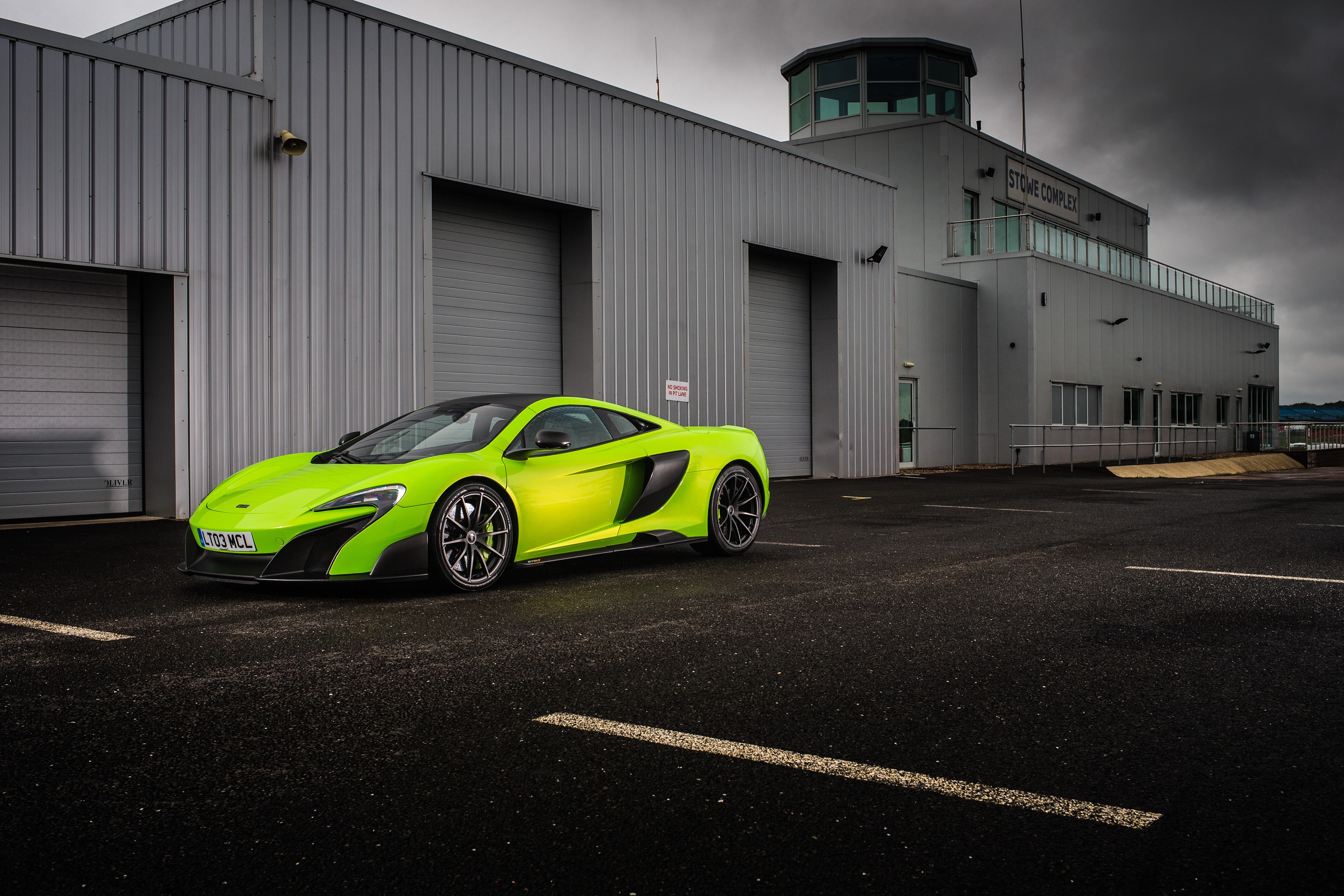 4K McLaren 675LT in Yellow Green HD Wallpaper