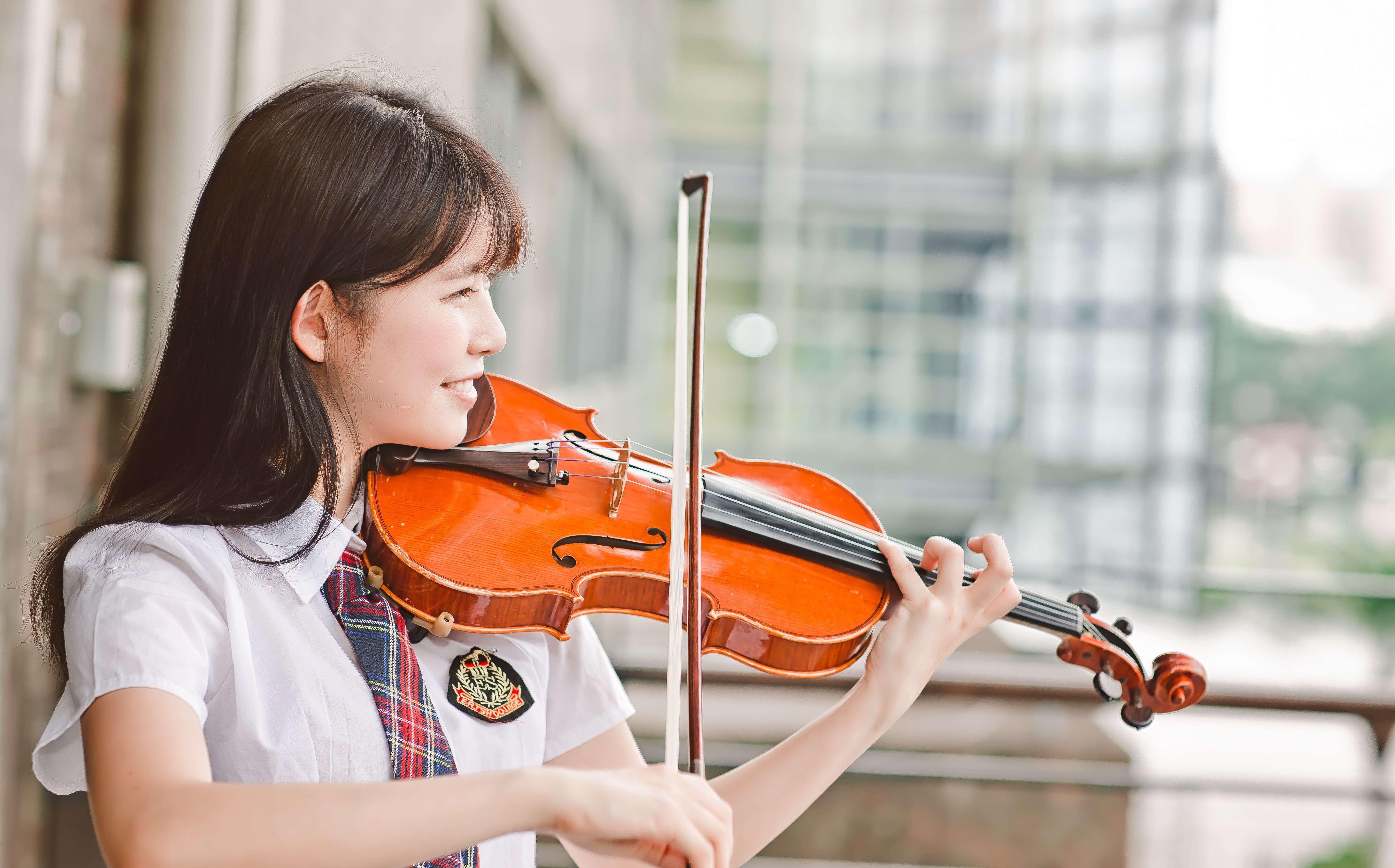 Asian Girl Playing Violin HD Wallpaper