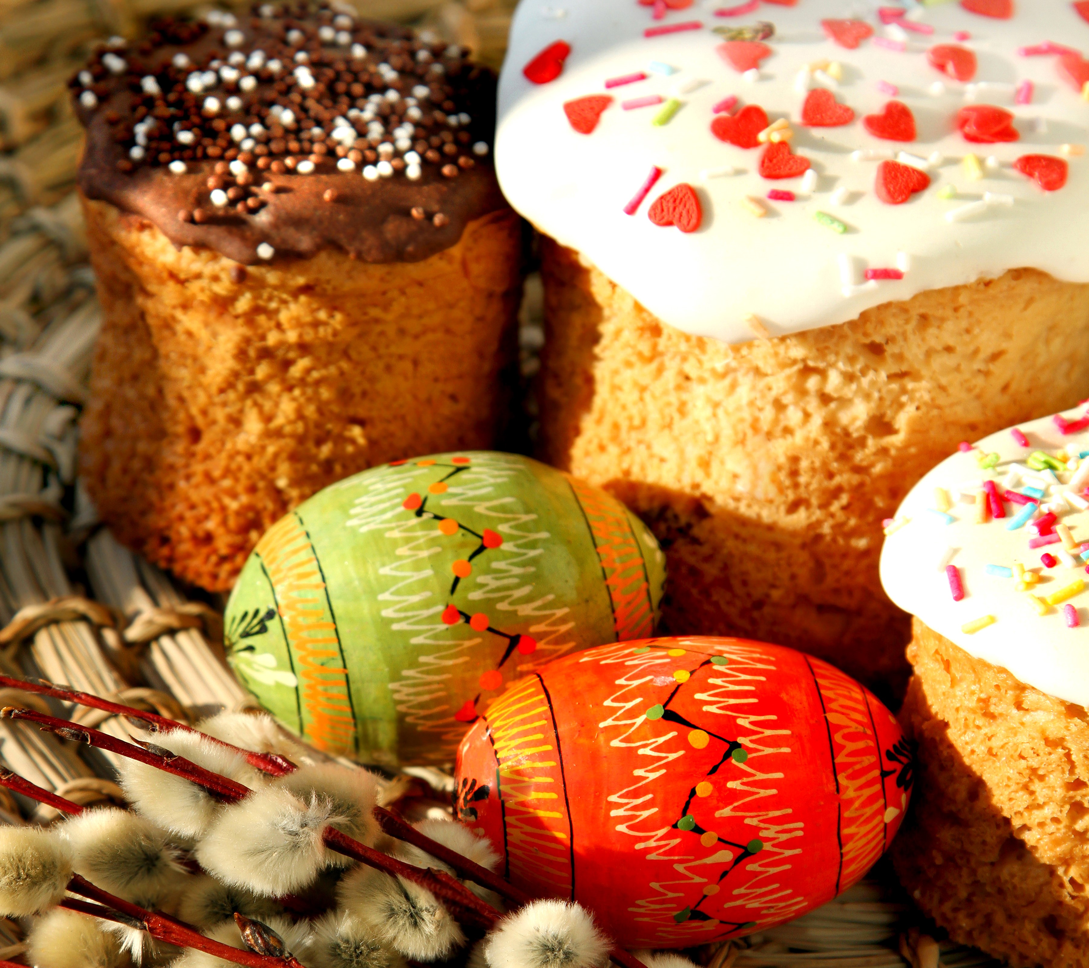 Easter Kulich cakes and decorated eggs with pussy willow branches HD Wallpaper