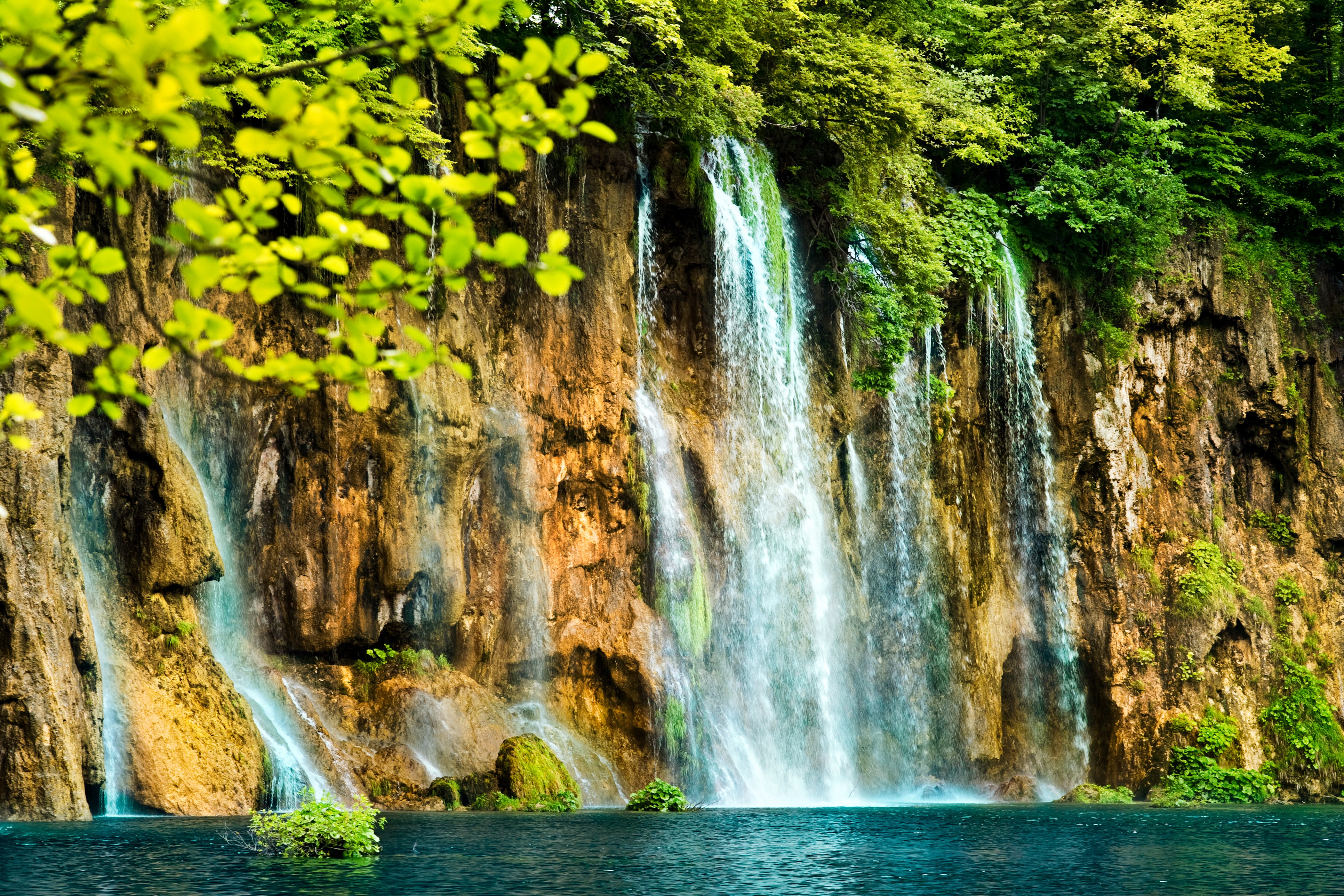4K Waterfalls on a Rocky Crag HD Wallpaper