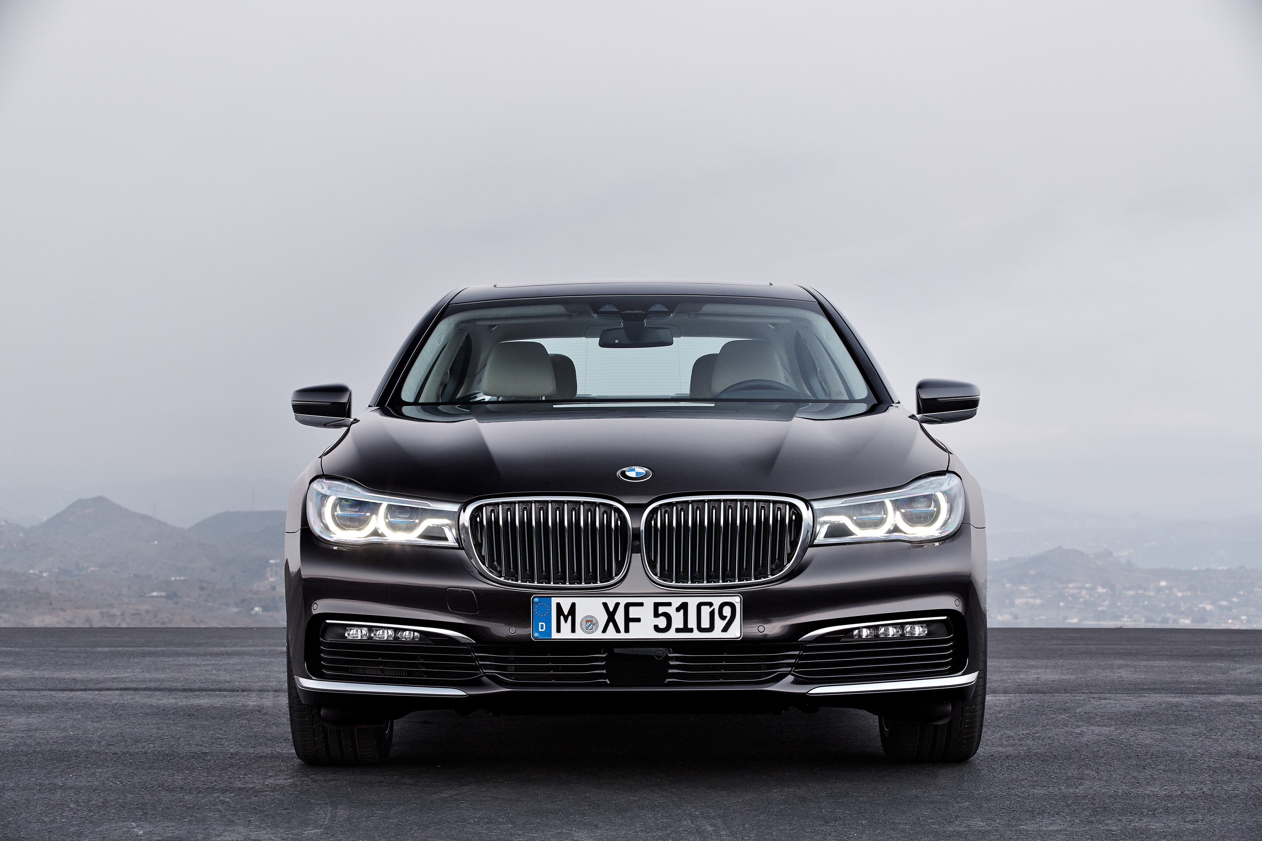 4K BMW 750Li xDrive G12 Front HD Wallpaper