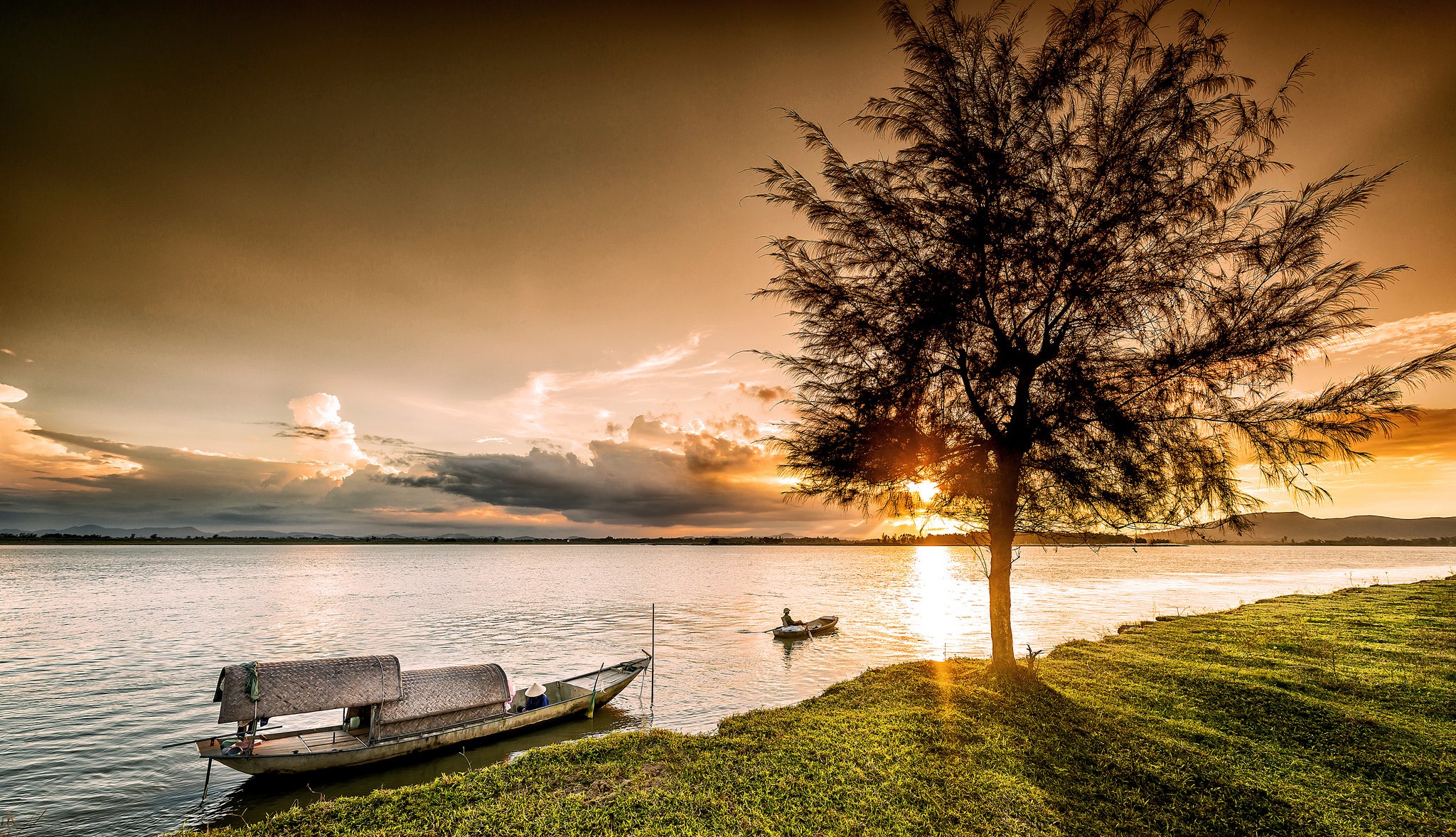 Boat on the river at sunset in Vinh, Vietnam HD Wallpaper