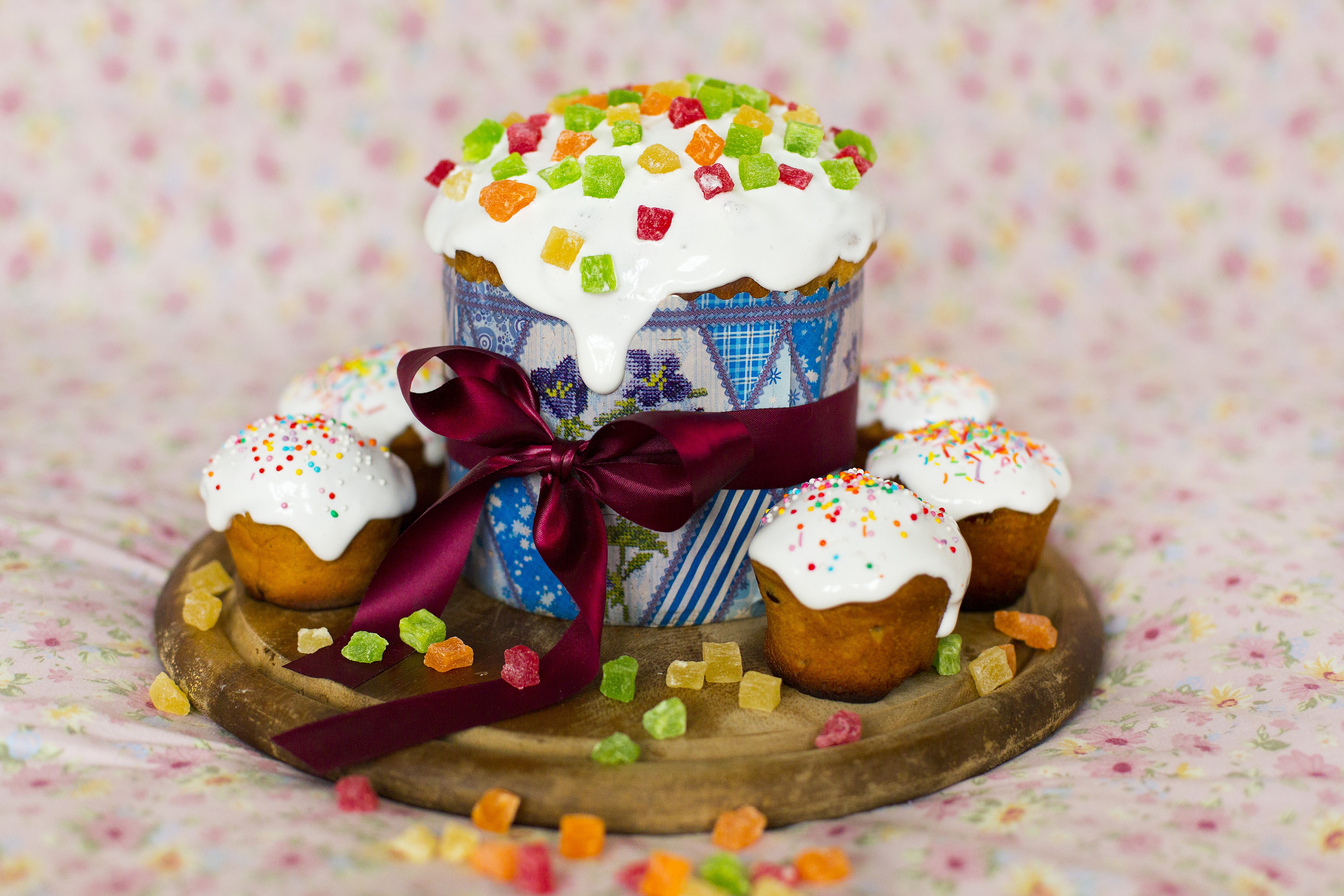 Easter Kulich and Cupcakes with Candied Fruit HD Wallpaper