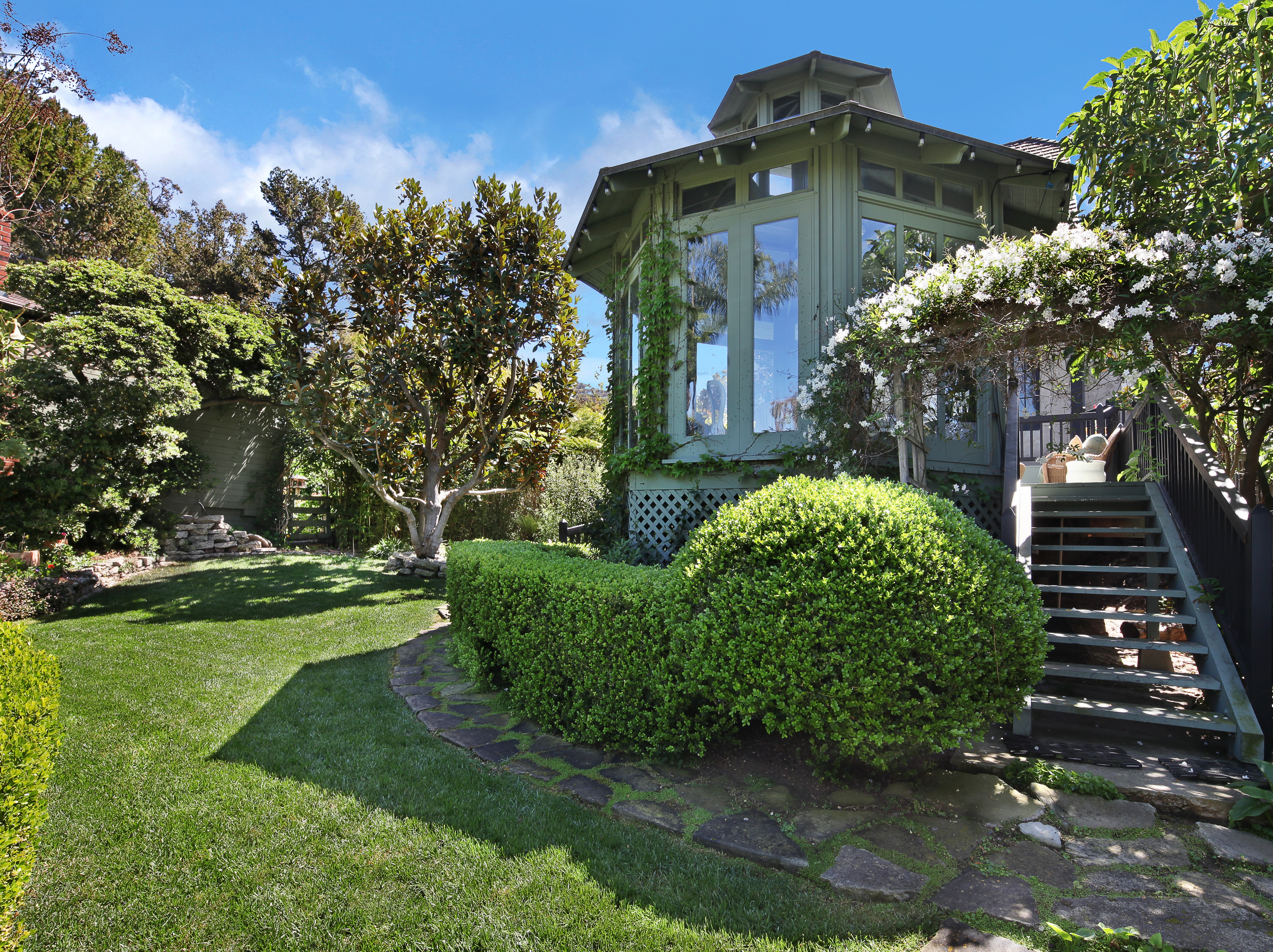 Green House with Garden and Lawn in Laguna Beach HD Wallpaper