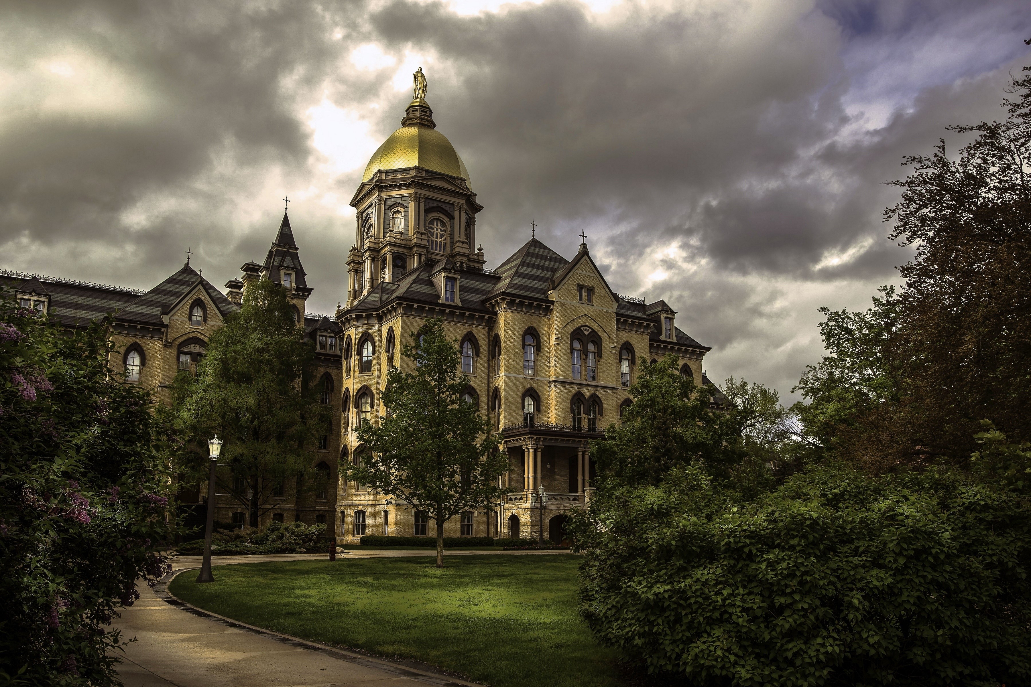 University of Notre Dame Main Building with Golden Dome HD Wallpaper
