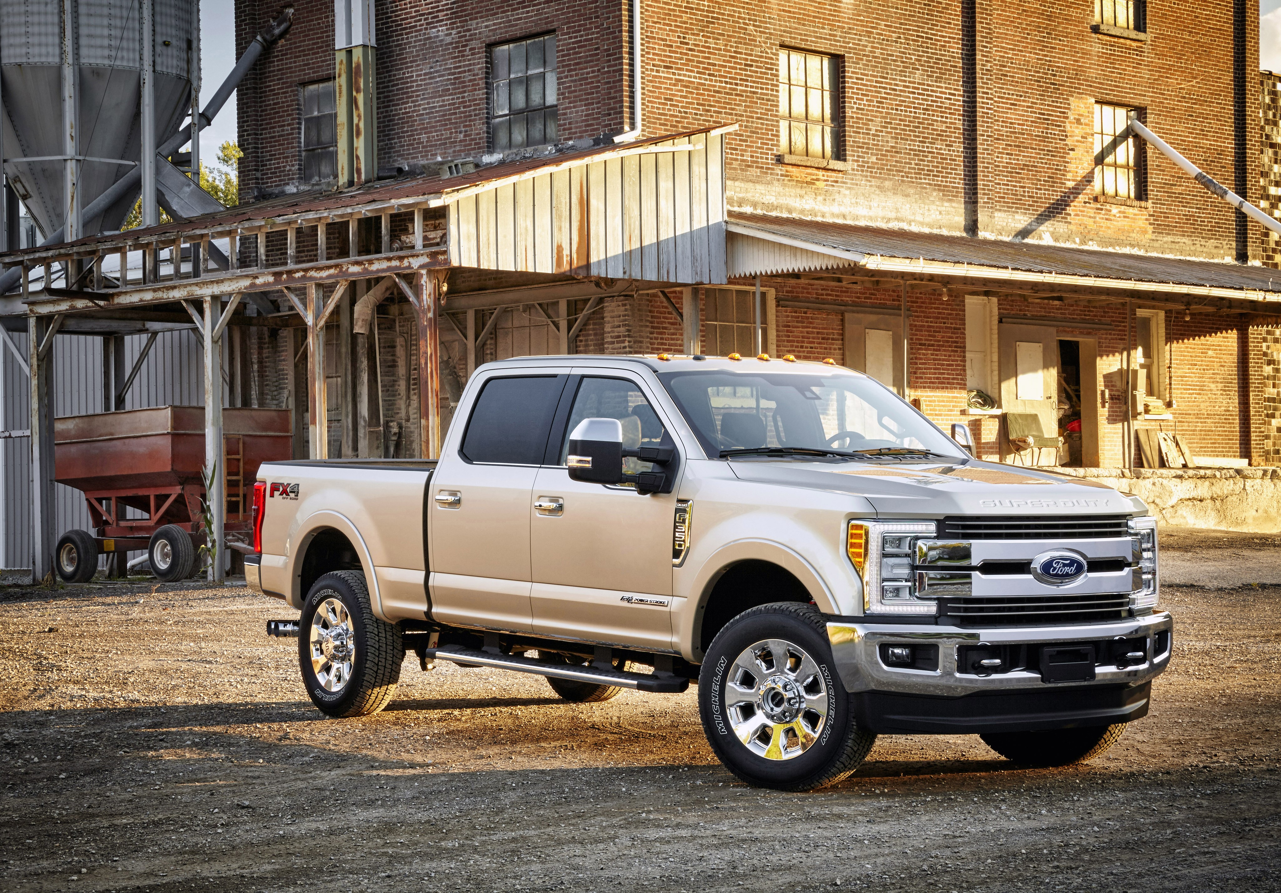 2016 Ford F-350 Super Duty Crew Cab HD Wallpaper