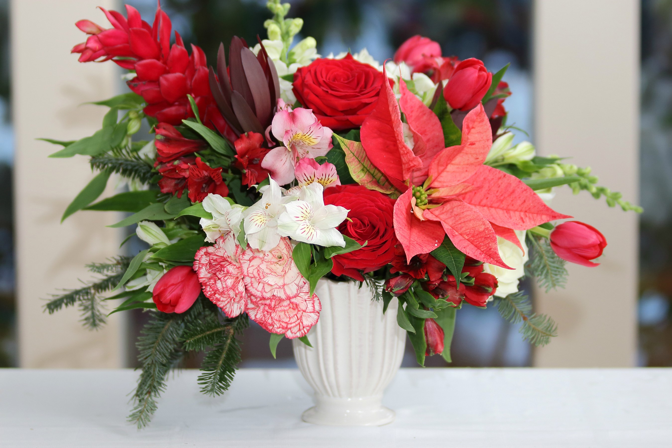 Red and pink floral arrangement with poinsettias and roses HD Wallpaper