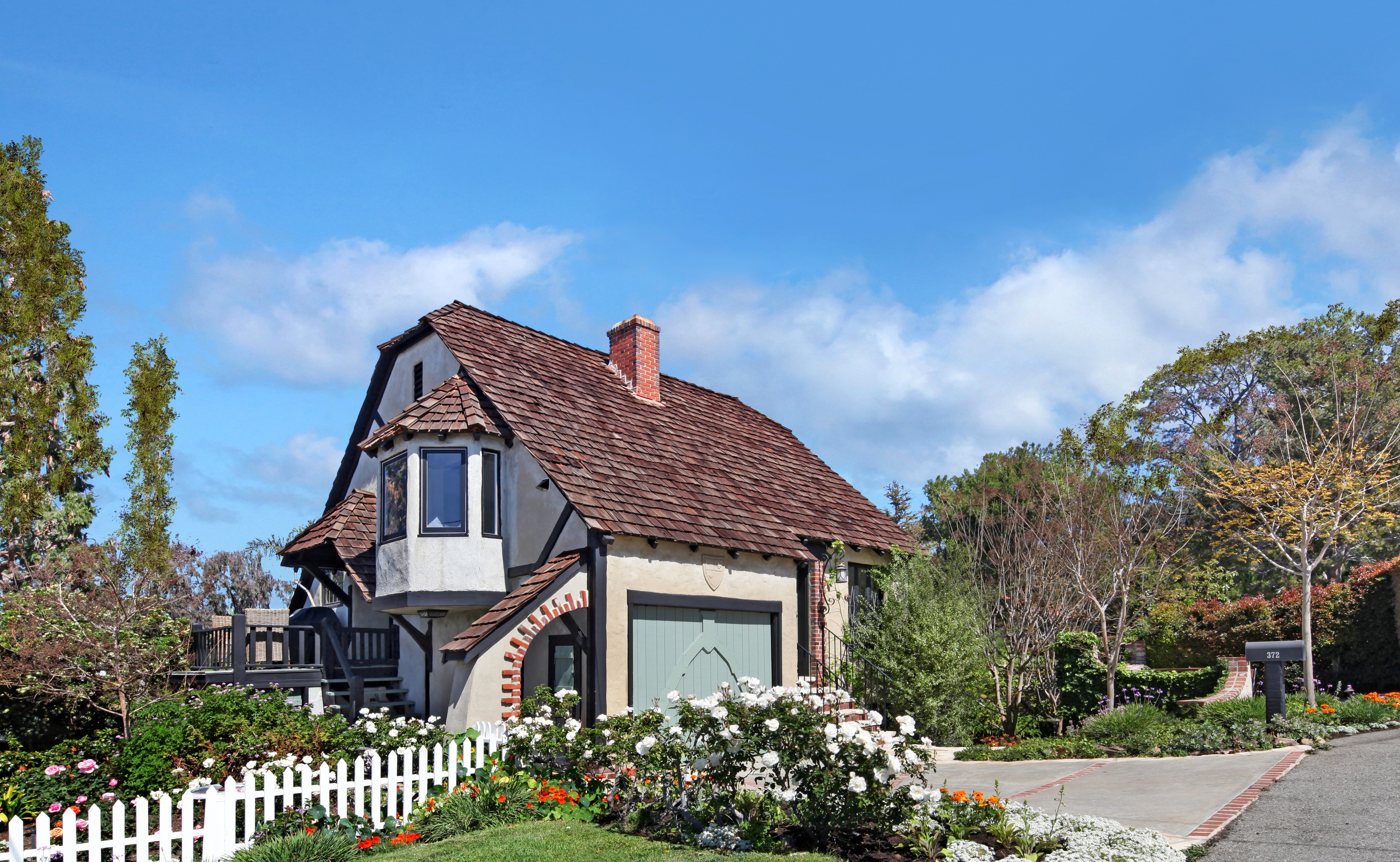Tudor-style house with white picket fence in Laguna Beach, USA HD Wallpaper