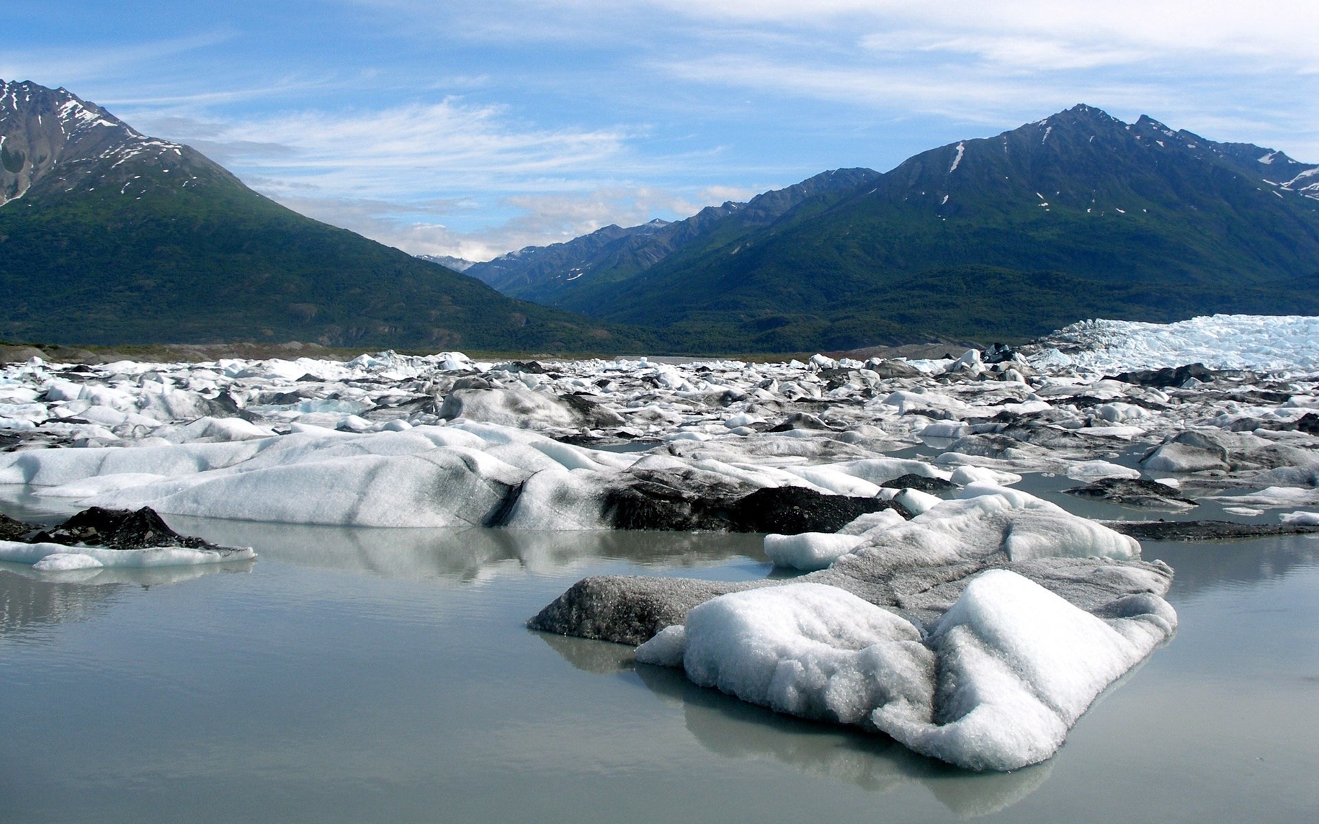 Glacier lake with icebergs and mountains HD Wallpaper