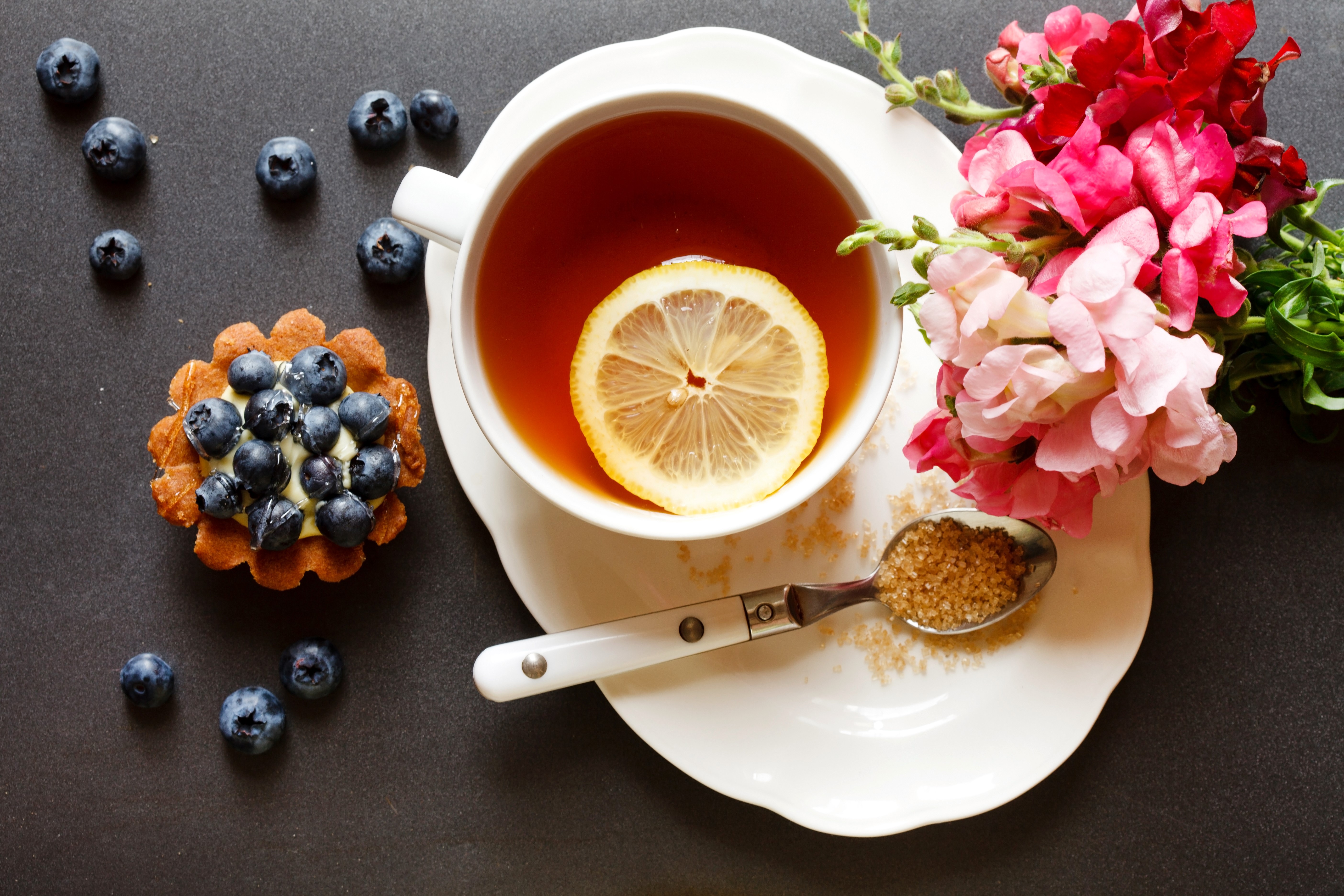 Tea with blueberries and flowers HD Wallpaper