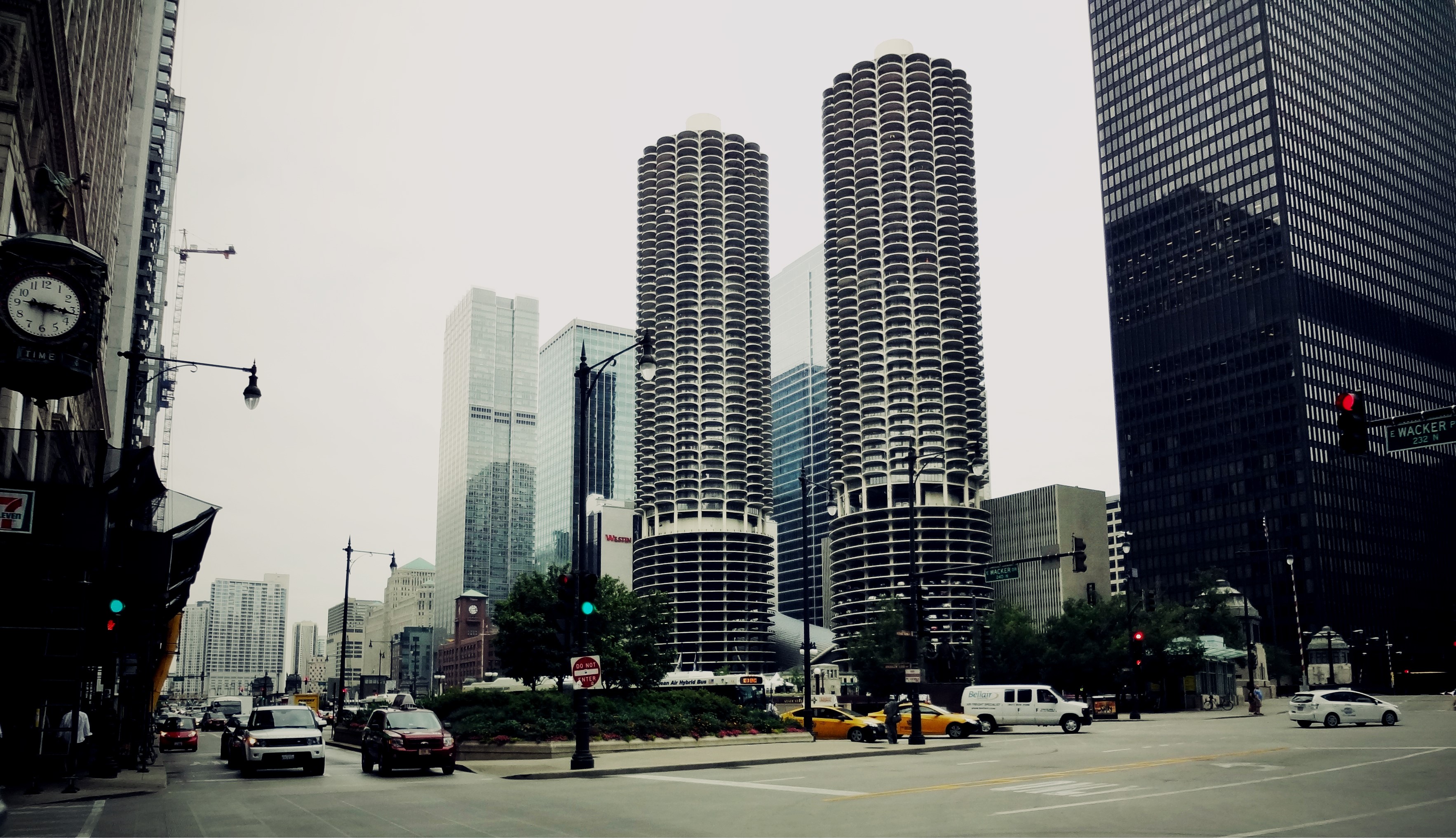 Chicago city skyline with Marina City towers HD Wallpaper
