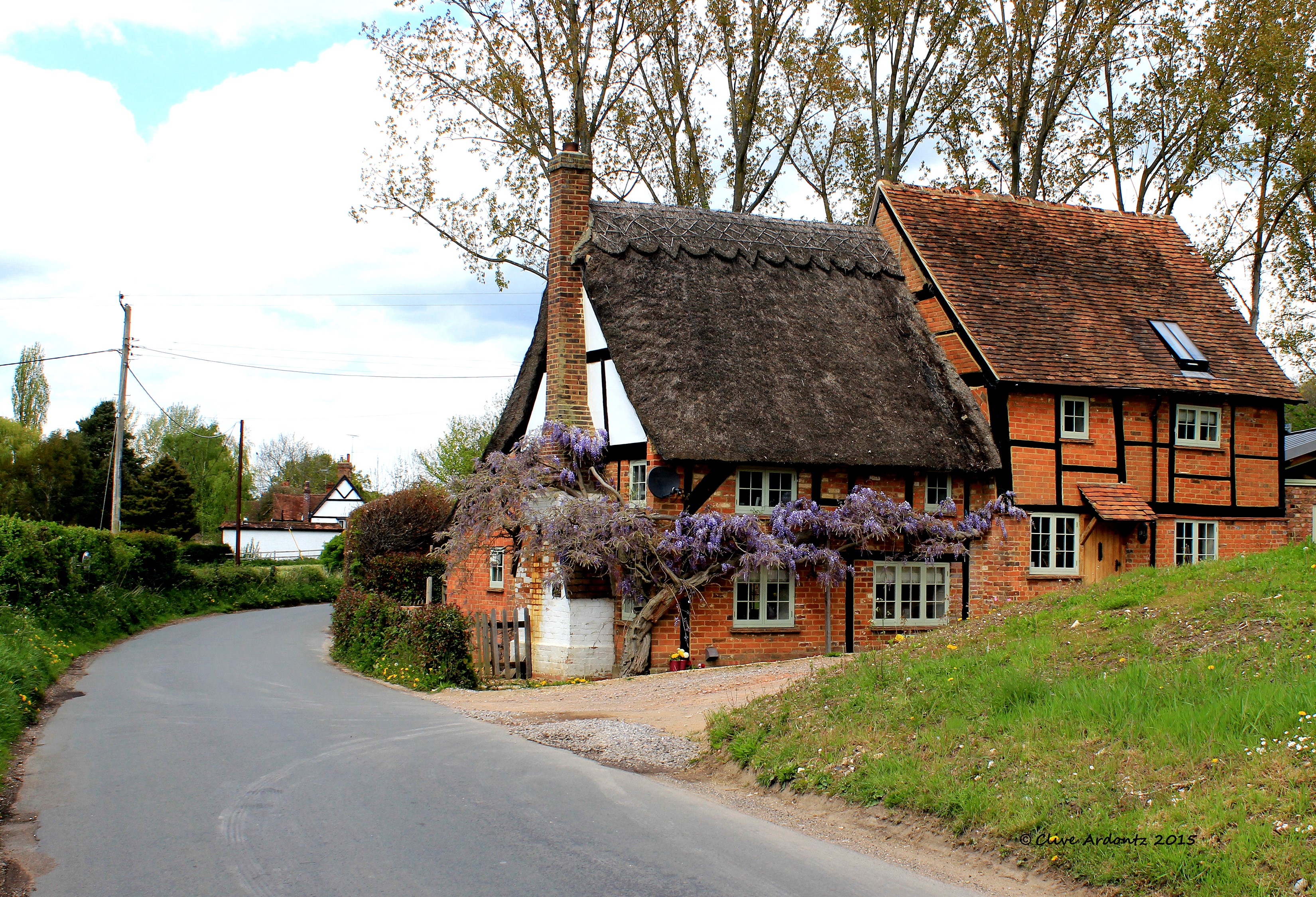 Thatched cottage and brick house on a country road in Sulham, England HD Wallpaper