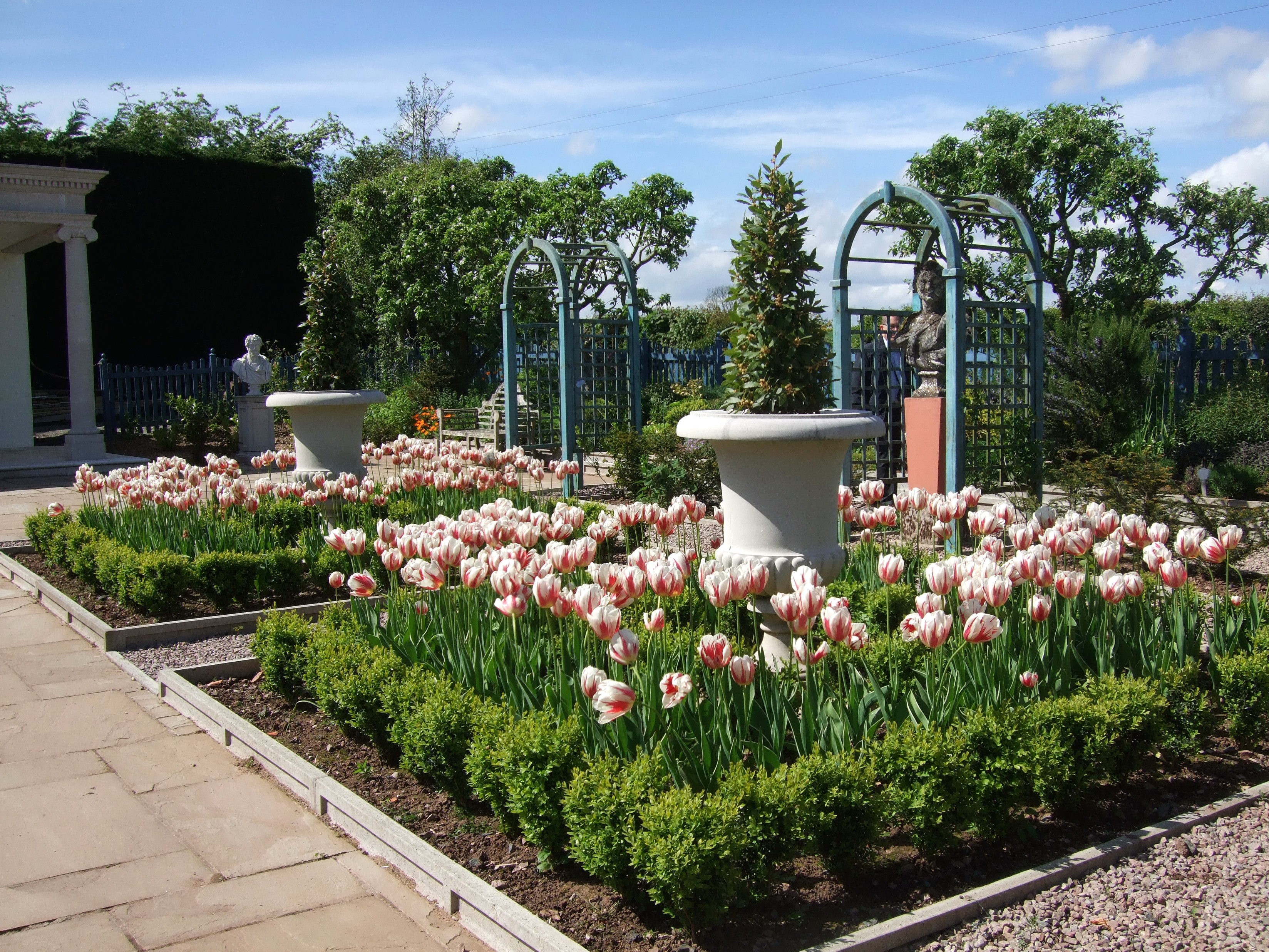 Laskett Gardens tulips and sculptures in the UK HD Wallpaper