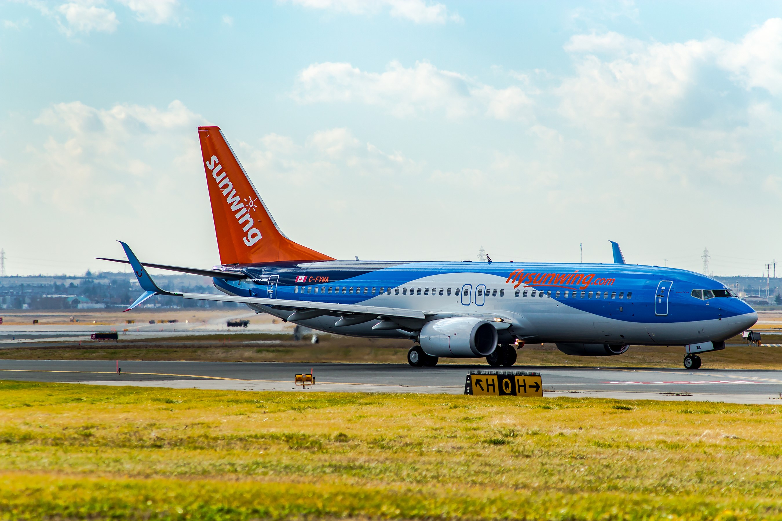 Sunwing Airlines Boeing 737-800 on Tarmac HD Wallpaper