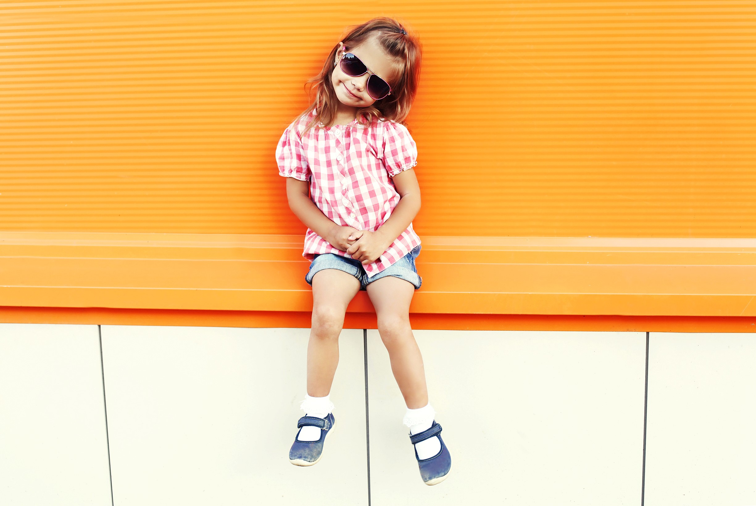 Little girl wearing sunglasses and a pink checkered shirt HD Wallpaper
