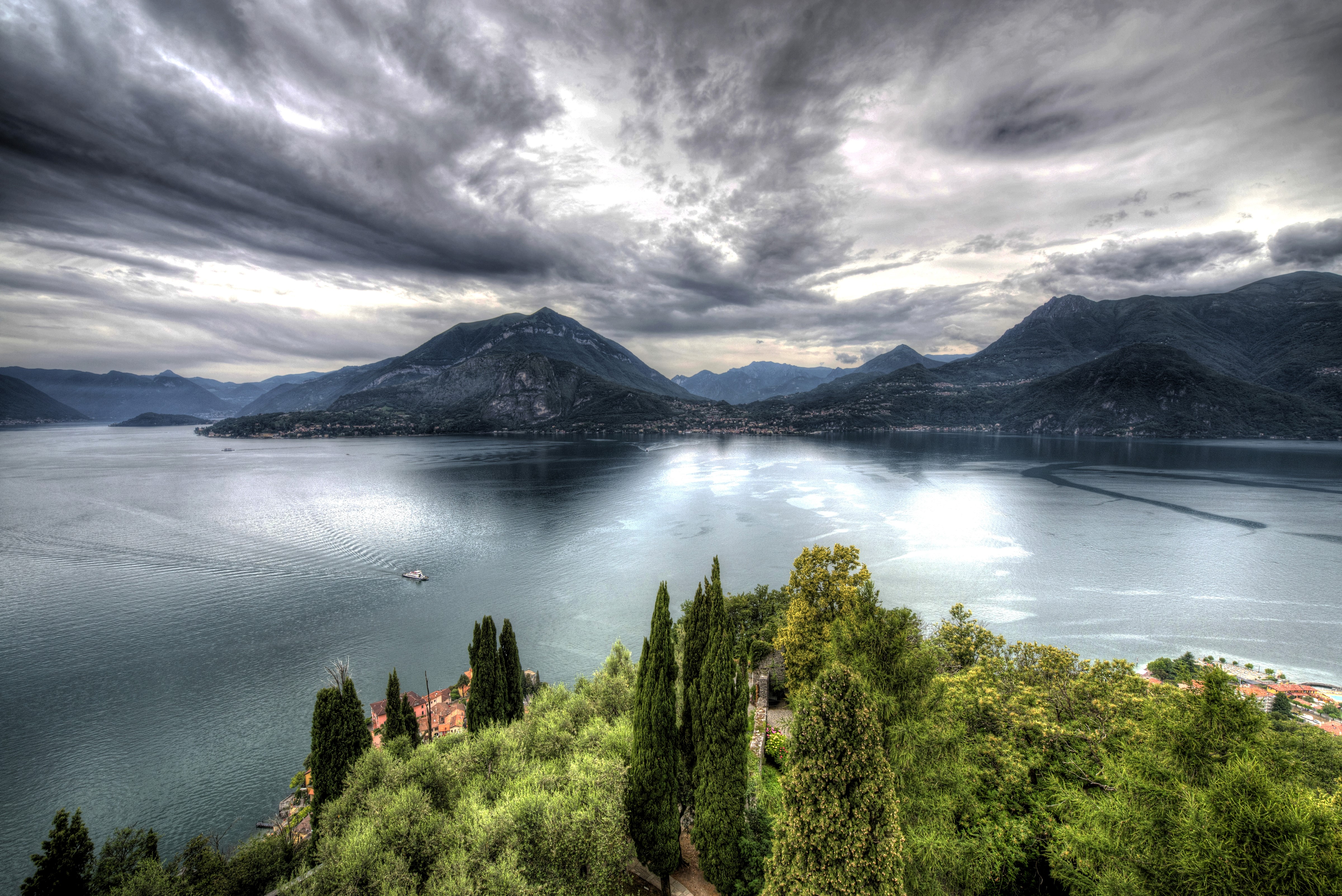 4K HDR Scenery of Lake and Mountains in Italy HD Wallpaper