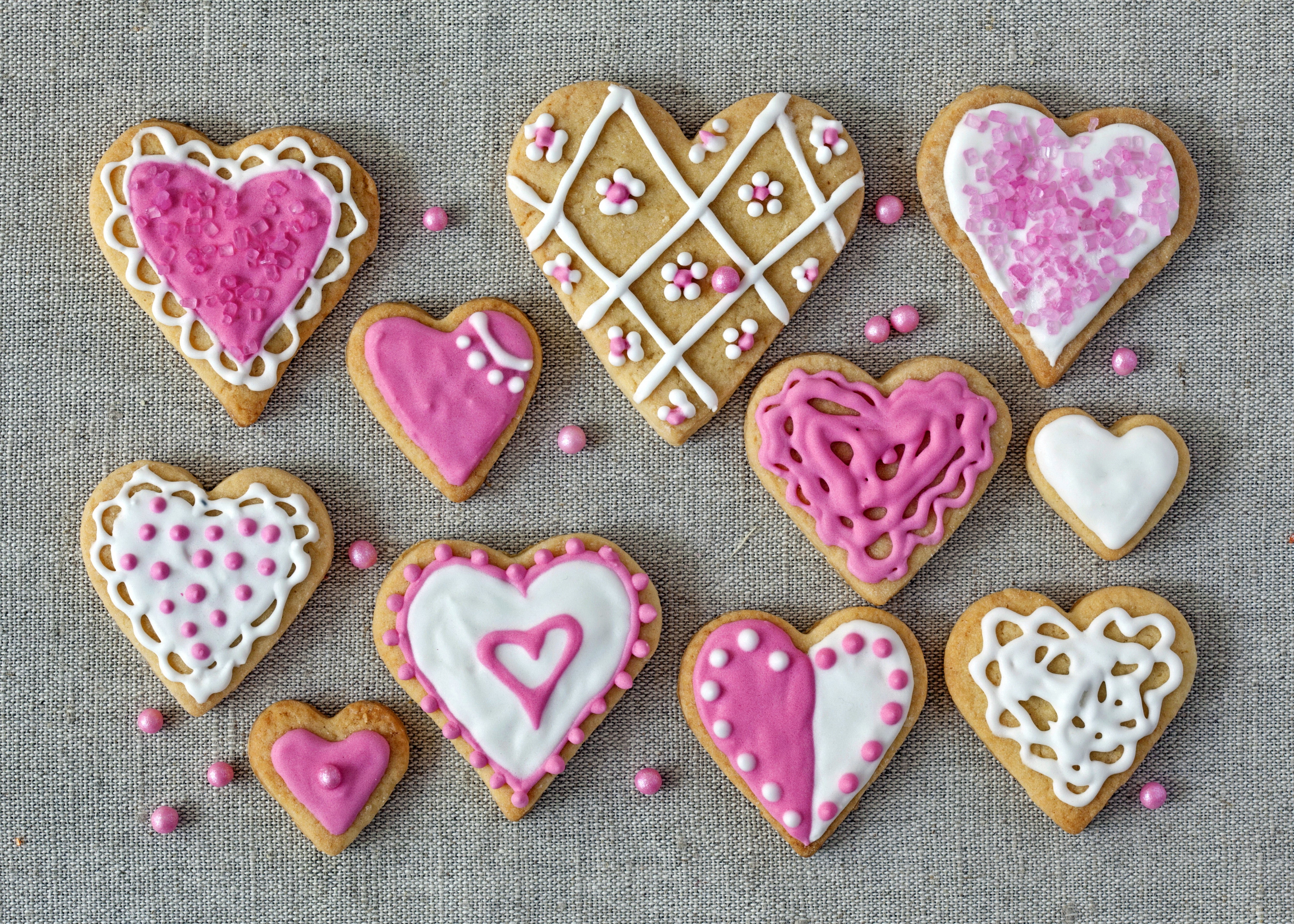 Heart-shaped cookies with pink and white icing HD Wallpaper